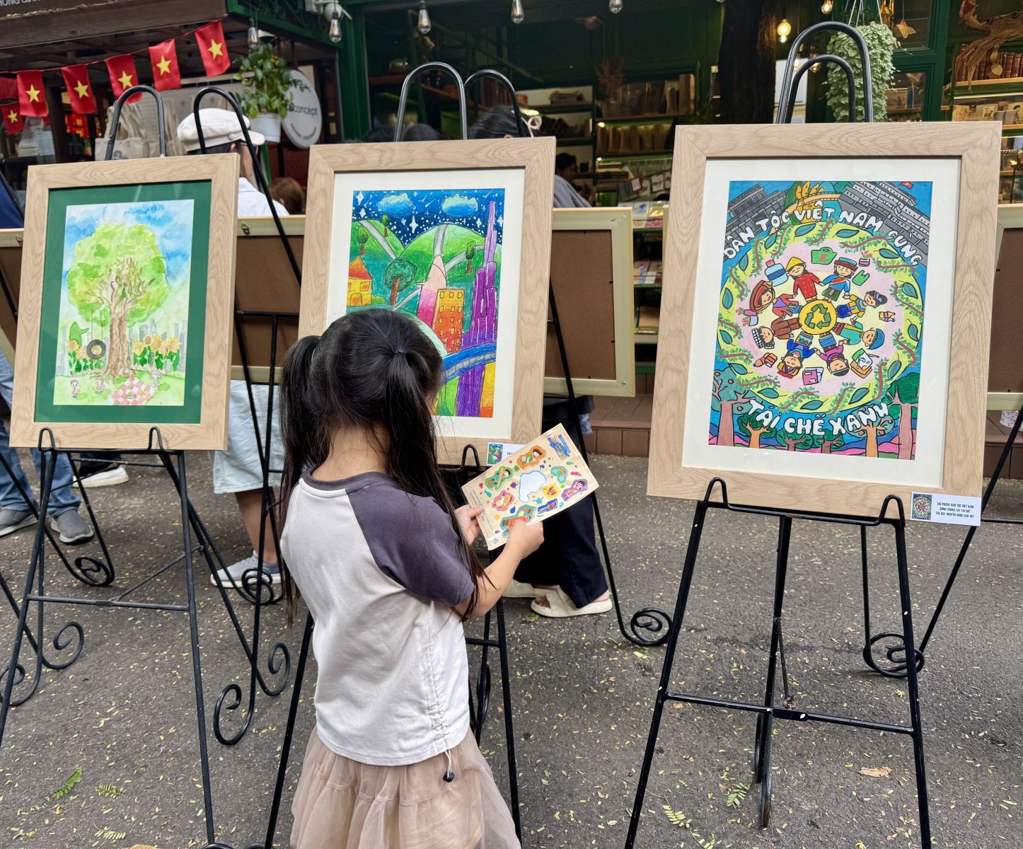 TP Hồ Chí Minh: Trao giải cuộc thi vẽ tranh 'Thành phố xanh - Đẹp như trong tranh' - Ảnh 3. TP Hồ Chí Minh: Trao giải cuộc thi vẽ tranh 'Thành phố xanh - Đẹp như trong tranh' - Ảnh 3.