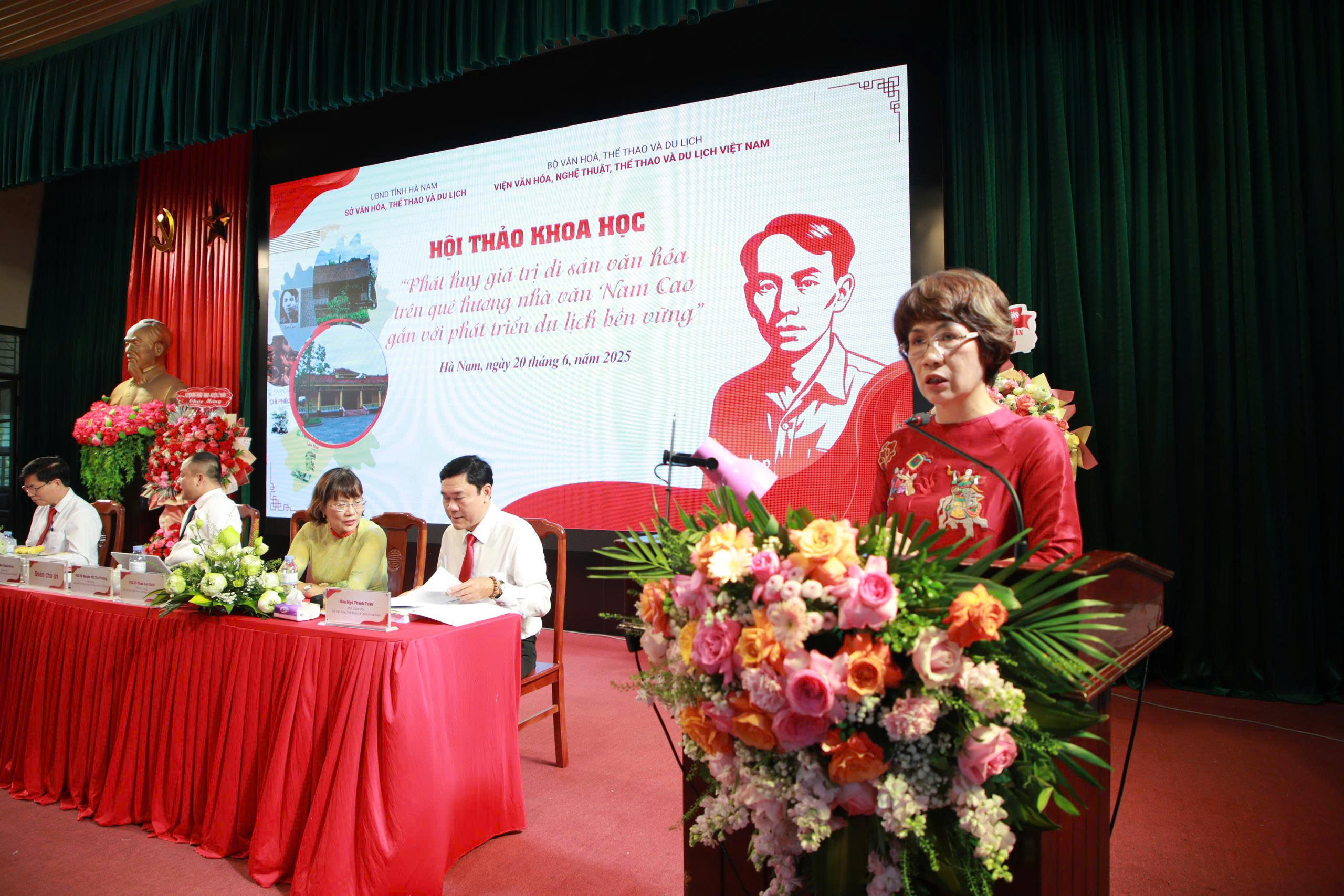 Honrando el legado de Nam Cao: Promoviendo el desarrollo del turismo cultural sostenible en Ha Nam - Foto 2. Tôn vinh di sản Nam Cao: Thúc đẩy phát triển du lịch văn hóa bền vững tại Hà Nam - Ảnh 2.