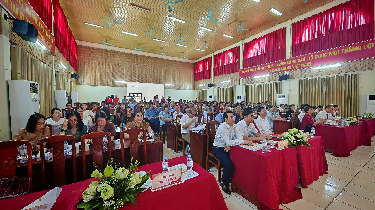 Honrando el legado de Nam Cao: Promoviendo el desarrollo del turismo cultural sostenible en Ha Nam - Foto 4. Tôn vinh di sản Nam Cao: Thúc đẩy phát triển du lịch văn hóa bền vững tại Hà Nam - Ảnh 4.