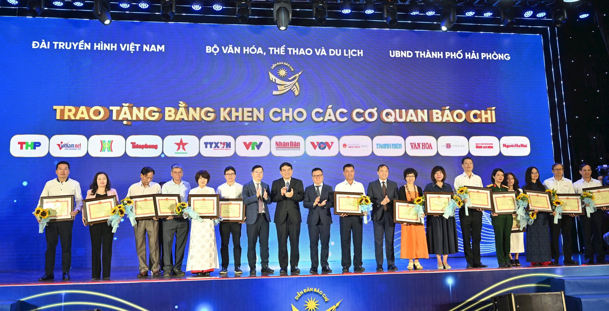 Cộng hưởng mạnh mẽ xây dựng nền văn hóa Việt Nam - Ảnh 1. Cộng hưởng mạnh mẽ xây dựng nền văn hóa Việt Nam - Ảnh 1.