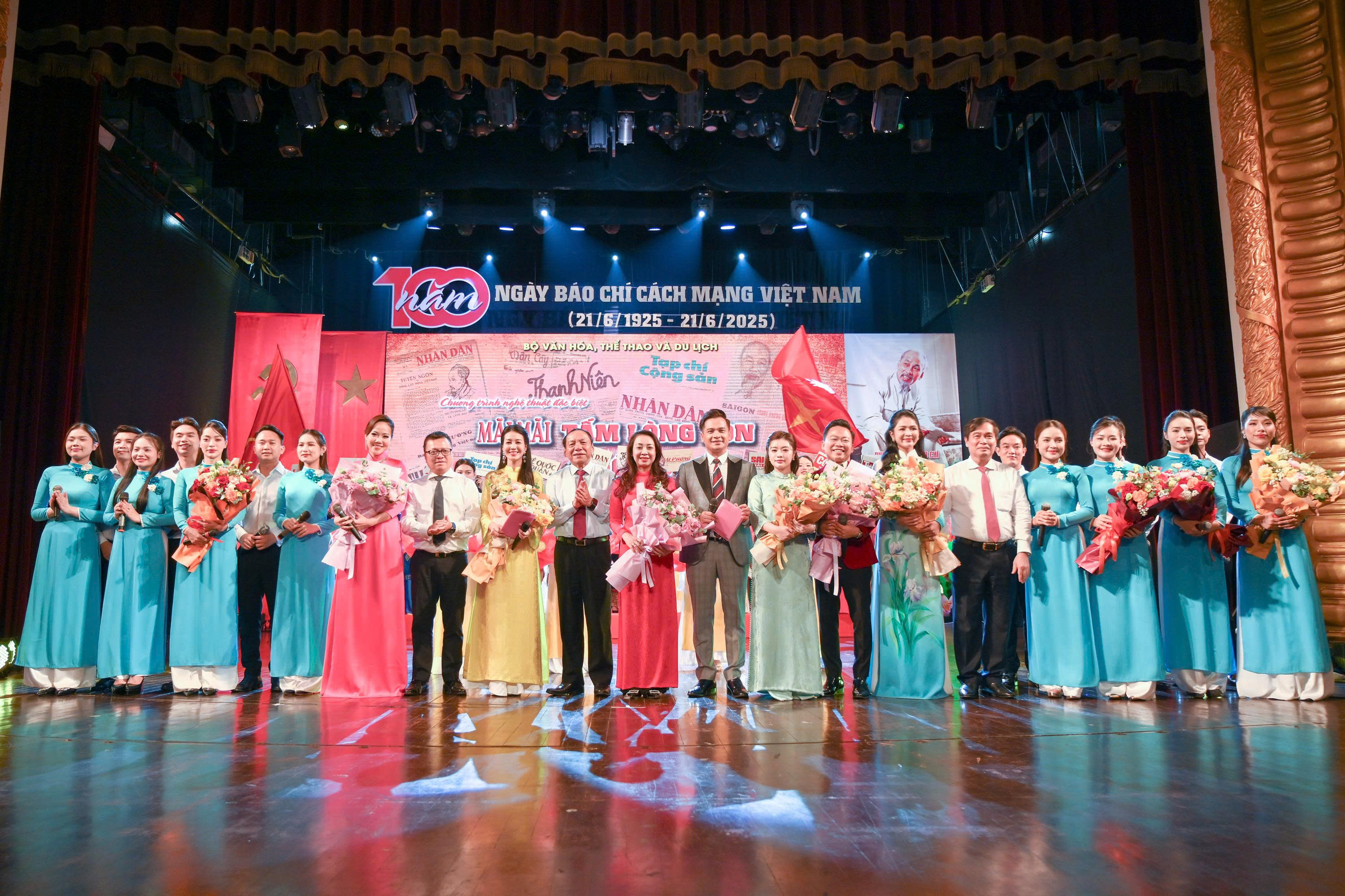 Lãnh đạo chụp ảnh lưu niệm.