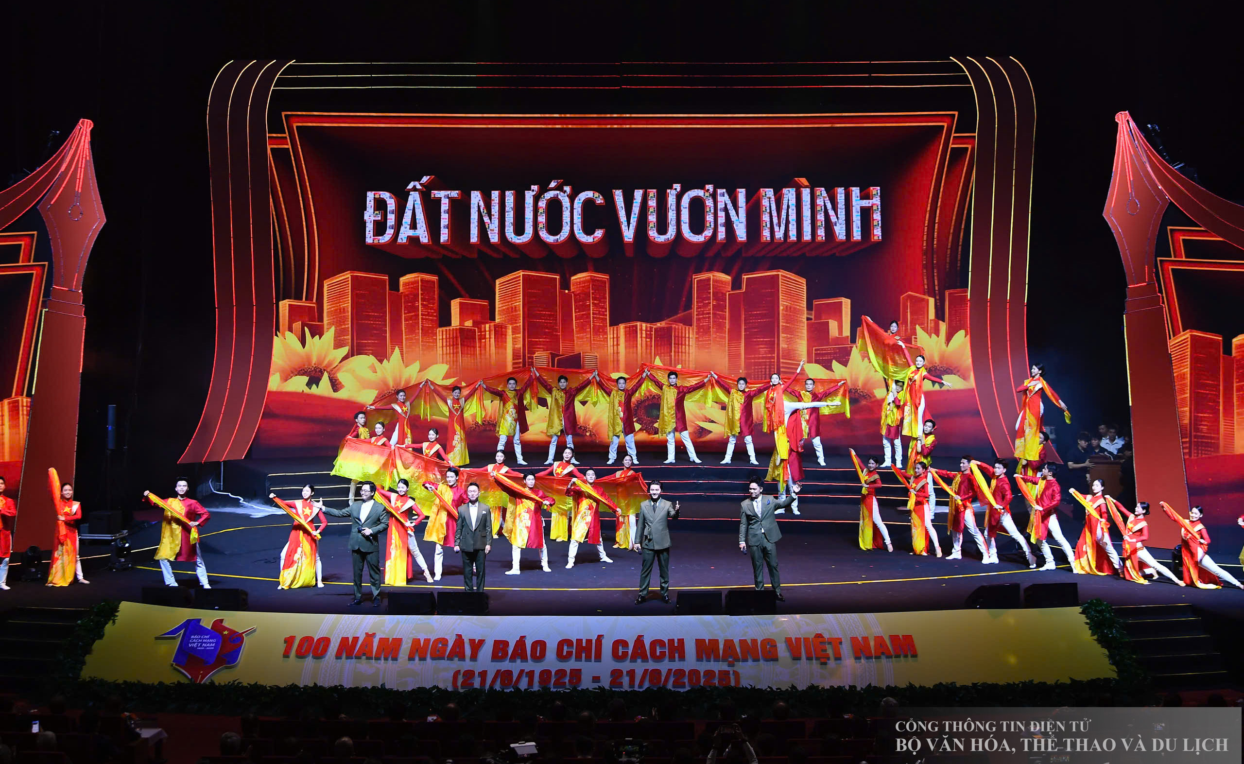 Chương trình văn nghệ chào mừng Lễ kỷ niệm.