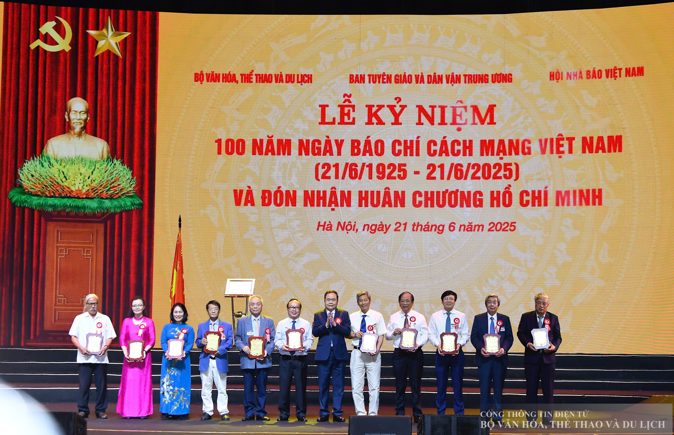 Chủ tịch Quốc hội Trần Thanh Mẫn trao biểu trưng kỷ niệm cho các nhà báo.