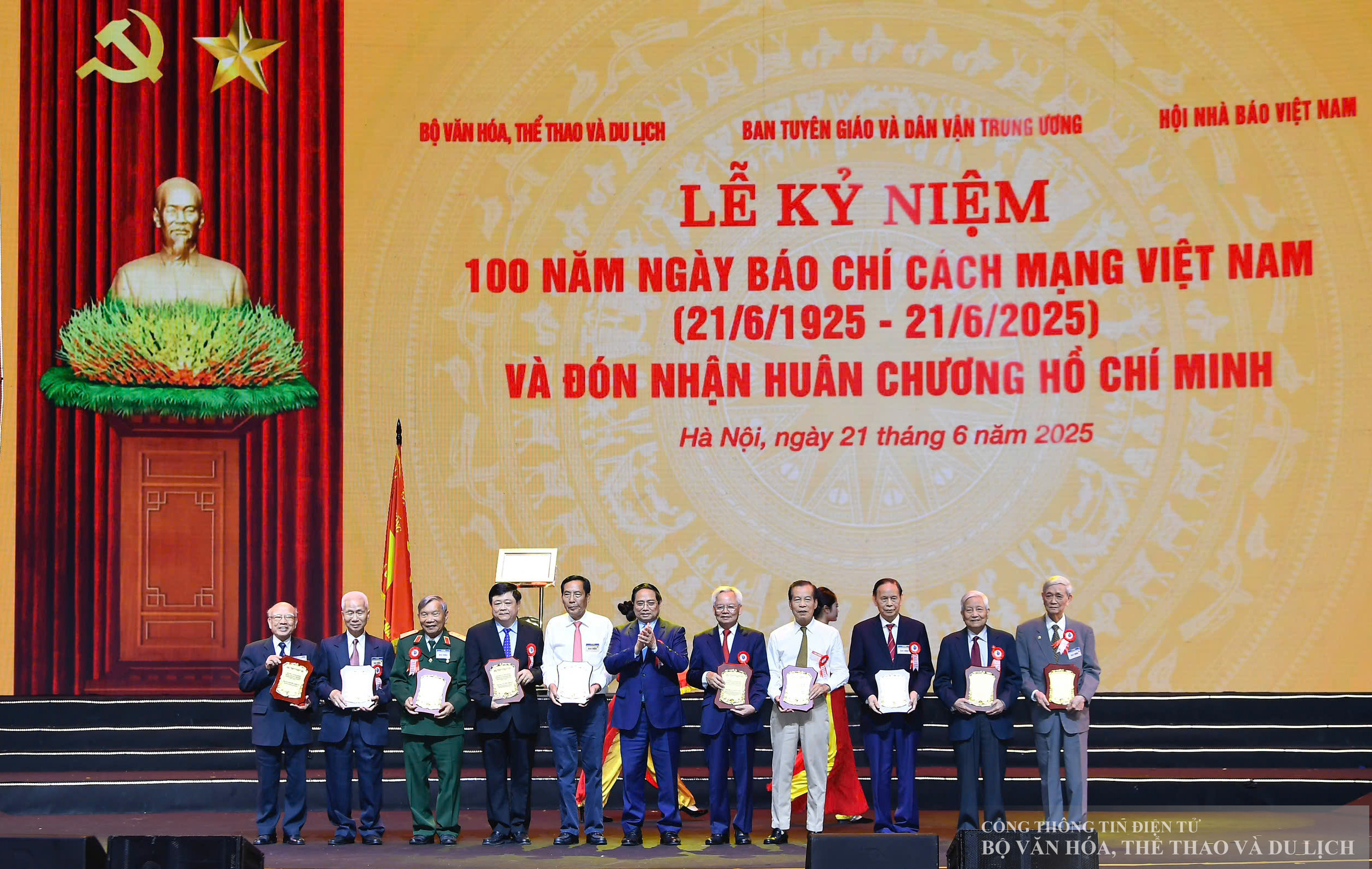 Thủ tướng Phạm Minh Chính trao biểu trưng kỷ niệm cho các nhà báo.