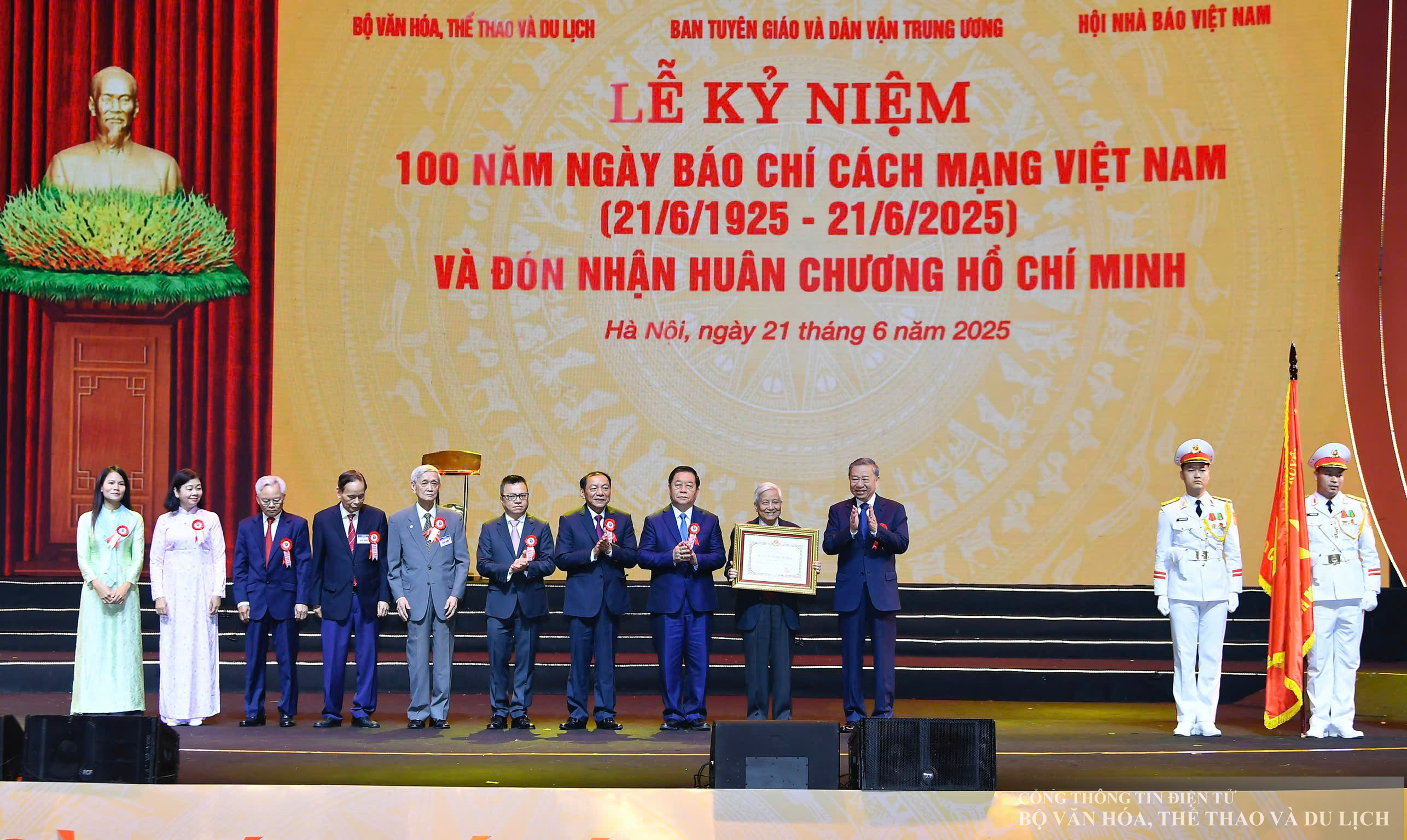 Thay mặt lãnh đạo Đảng, Nhà nước, Tổng Bí thư Tô Lâm trao 