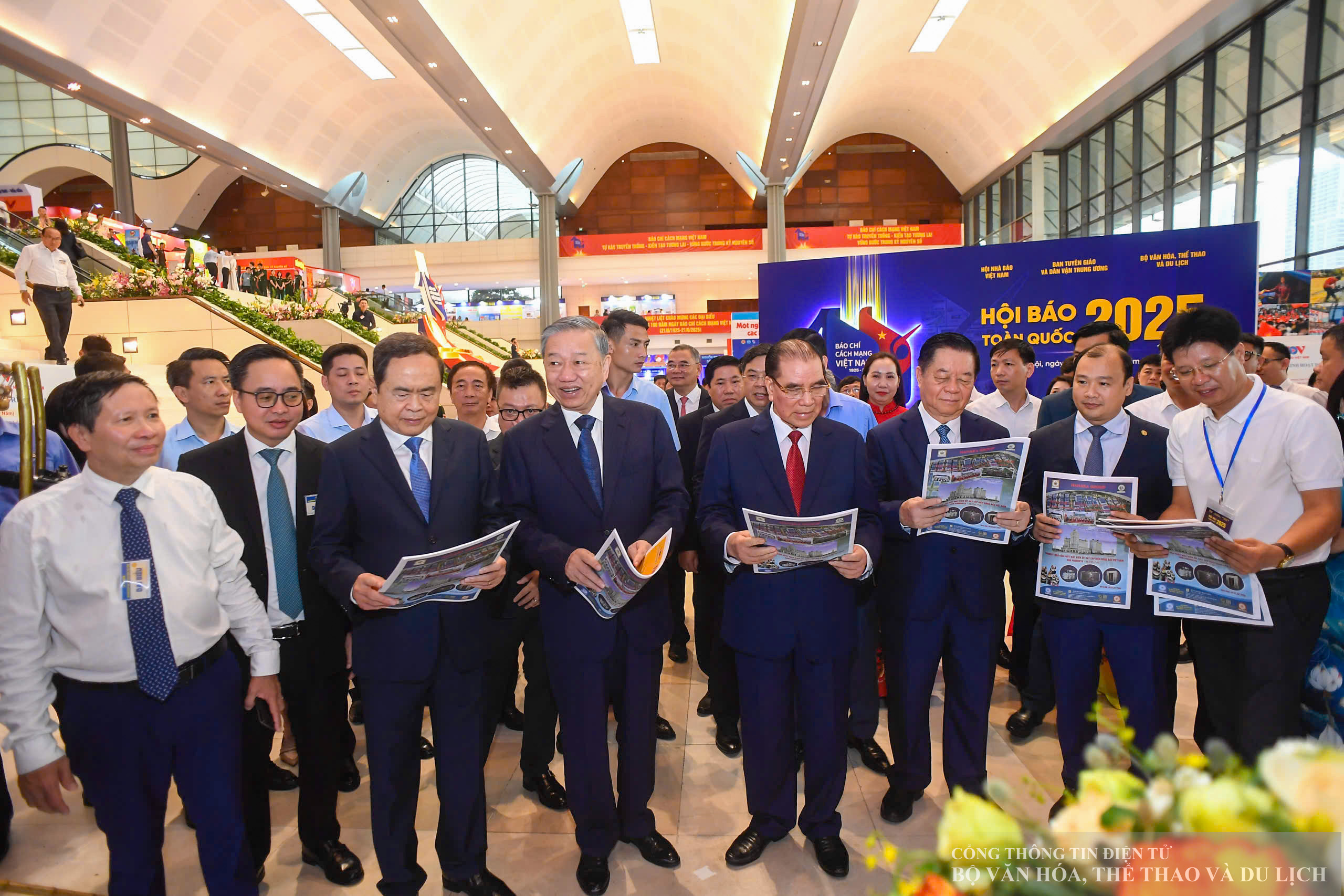 Lãnh đạo Đảng, Nhà nước thăm quan triển lãm báo chí.