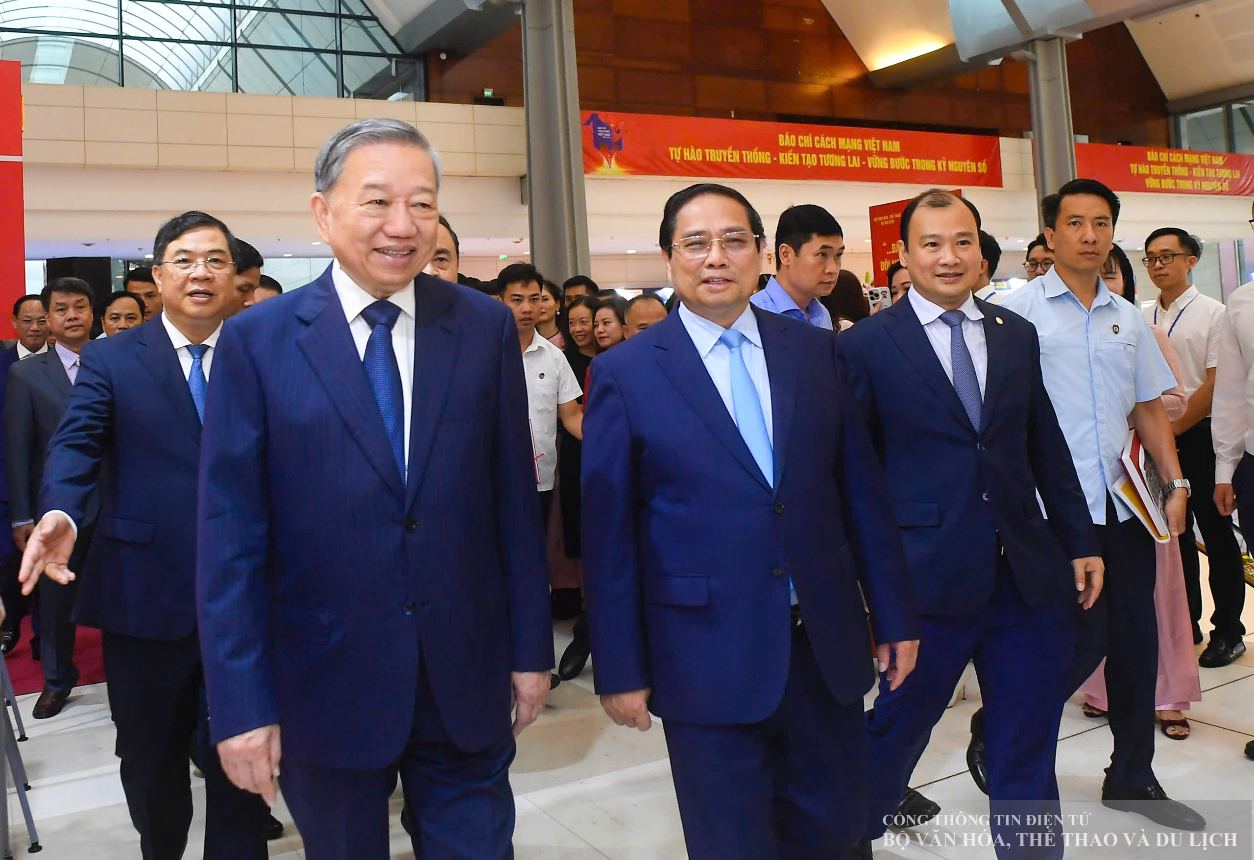 Tổng Bí thư Tô Lâm, Thủ tướng Chính phủ Phạm Minh Chính cùng các đại biểu tham quan gian trưng bày.