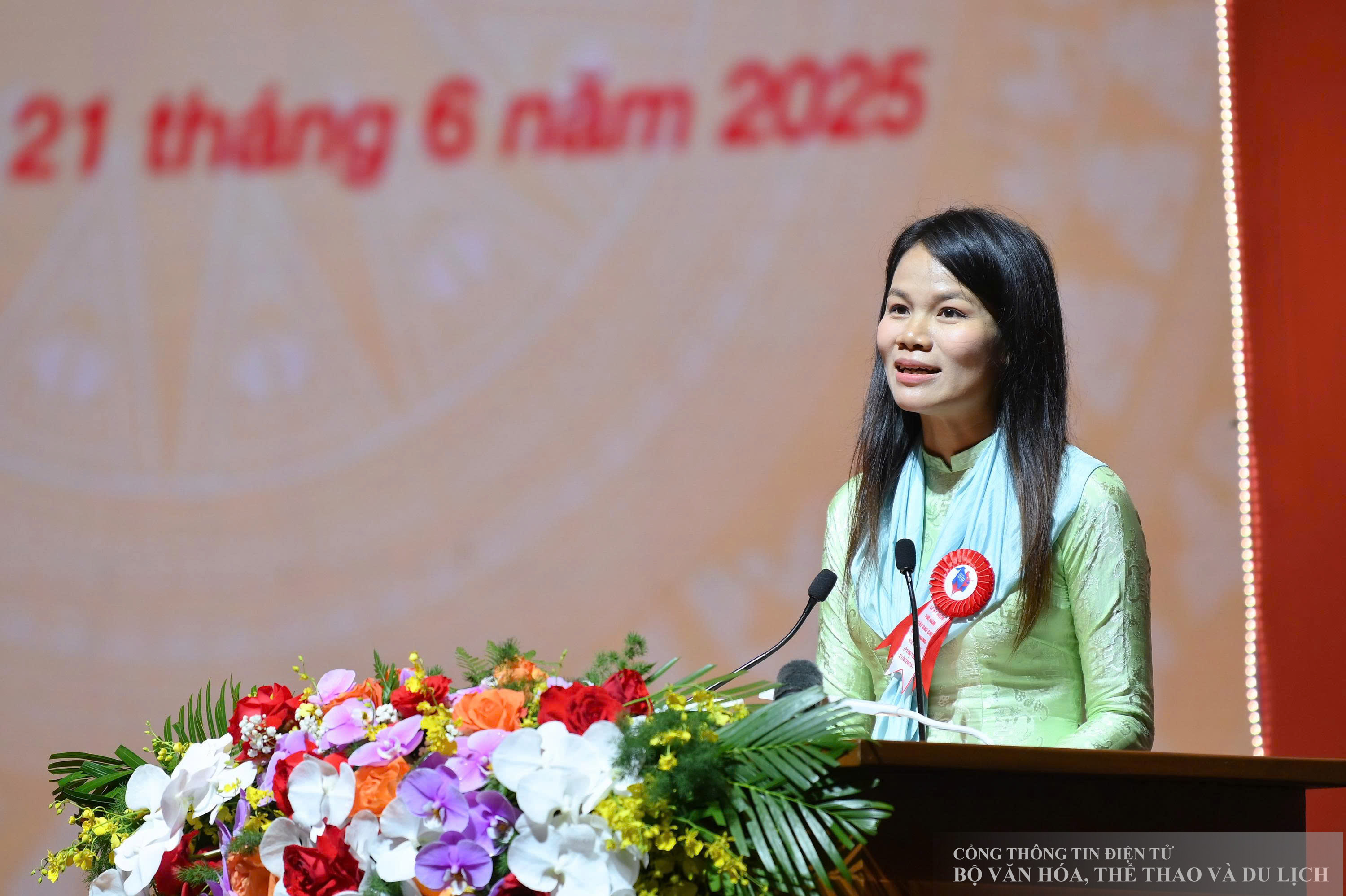 Nhà báo Nguyễn Ngân, Đài Truyền hình Việt Nam thay mặt những người làm báo trẻ phát biểu tại Lễ kỷ niệm.