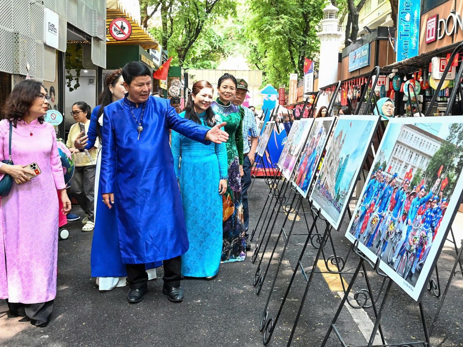 TP Hồ Chí Minh: Khai thác tiềm năng áo dài trong phát triển sản phẩm du lịch - Ảnh 3. TP Hồ Chí Minh: Khai thác tiềm năng áo dài trong phát triển sản phẩm du lịch - Ảnh 3.