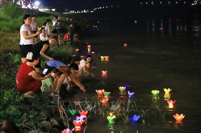 Hòa Bình tổ chức Lễ cầu ngư, thả hoa đăng trên sông Đà - Ảnh 4. Hòa Bình tổ chức Lễ cầu ngư, thả hoa đăng trên sông Đà - Ảnh 4.