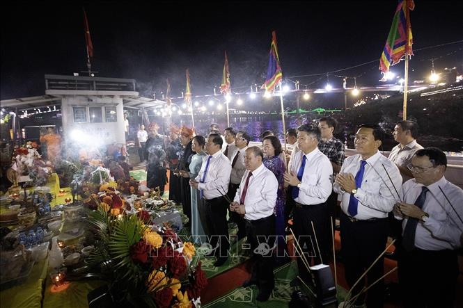 Hòa Bình tổ chức Lễ cầu ngư, thả hoa đăng trên sông Đà - Ảnh 2. Hòa Bình tổ chức Lễ cầu ngư, thả hoa đăng trên sông Đà - Ảnh 2.
