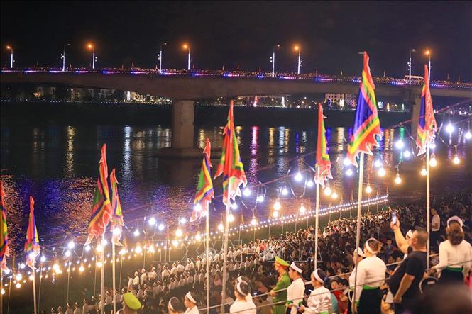Hòa Bình tổ chức Lễ cầu ngư, thả hoa đăng trên sông Đà - Ảnh 6. Hòa Bình tổ chức Lễ cầu ngư, thả hoa đăng trên sông Đà - Ảnh 6.