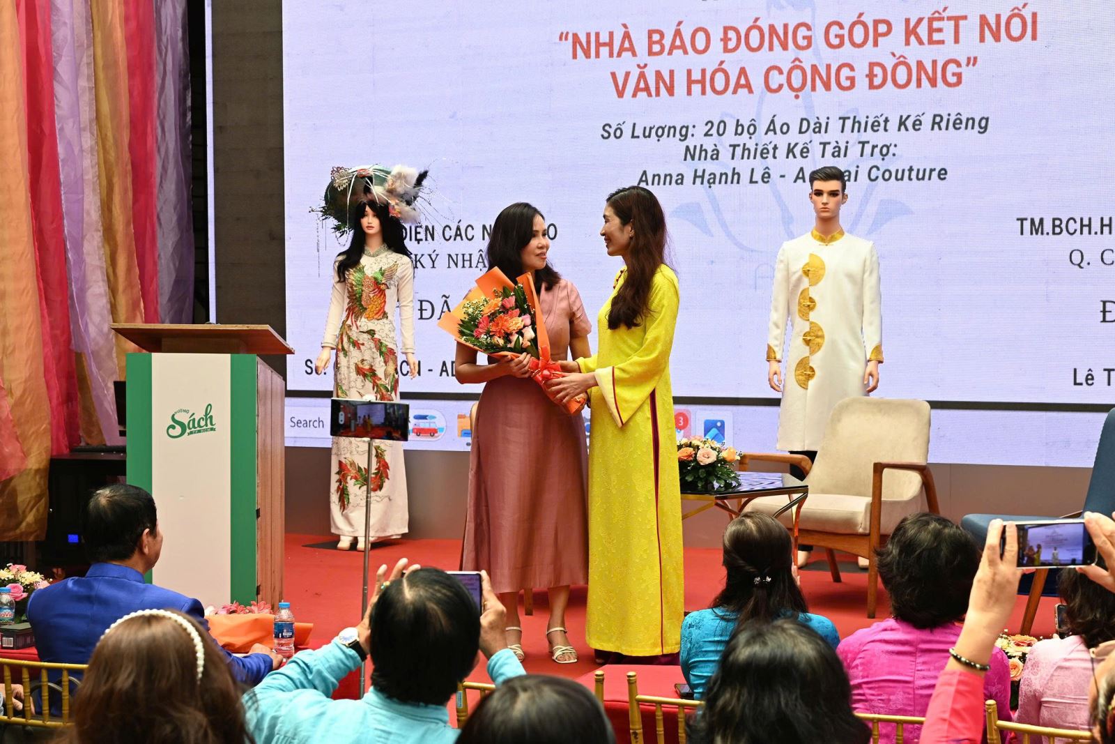 Phát triển áo dài trở thành 'chất liệu sống' cho du lịch TP Hồ Chí Minh