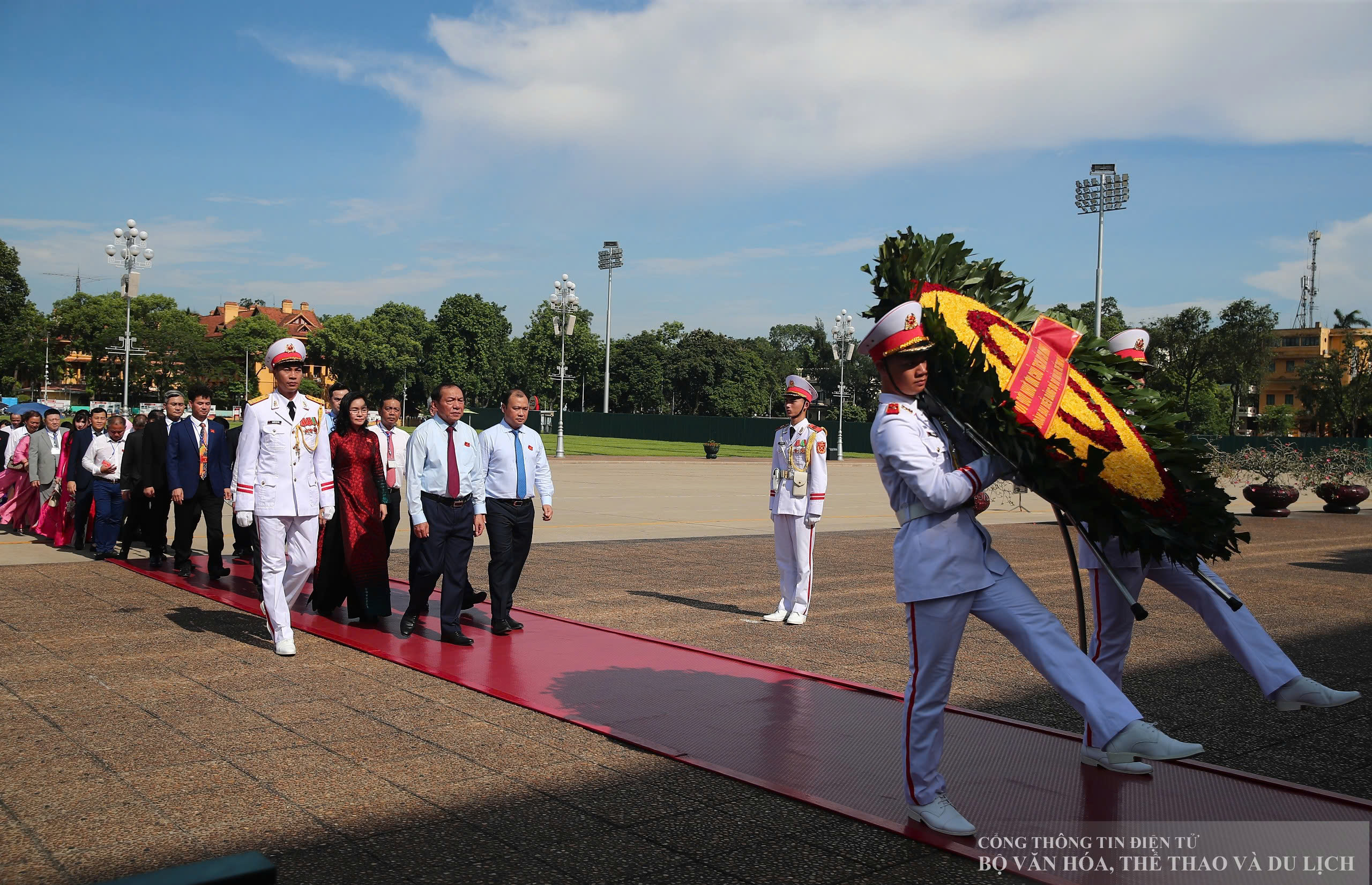 Делегаты съезда партии Министерства культуры, спорта и туризма отчитались о своих достижениях перед дядей Хо - Фото 5. Đoàn đại biểu dự Đại hội Đảng bộ Bộ VHTTDL báo công dâng Bác - Ảnh 5.