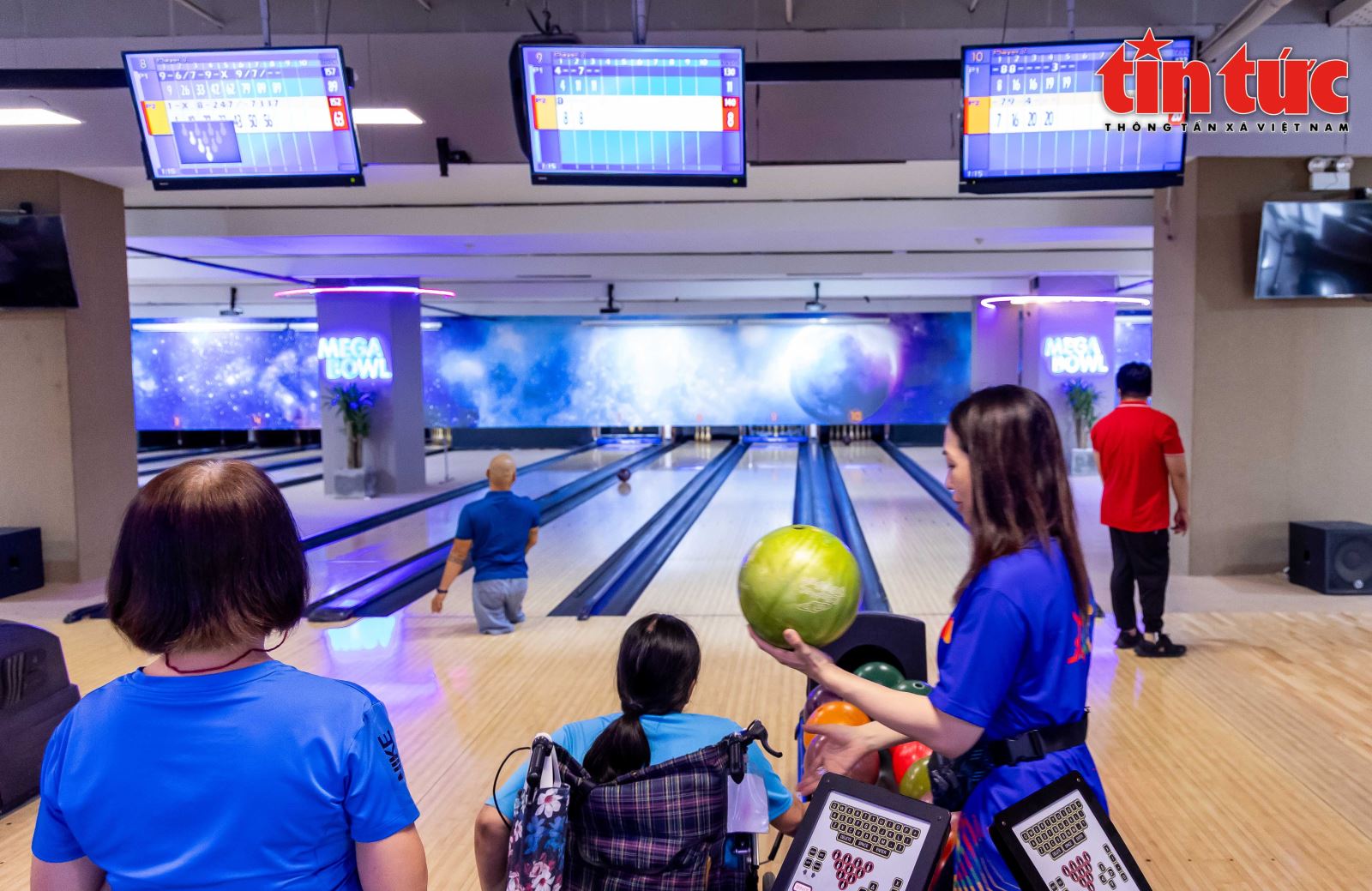 Câu lạc bộ Bowling dành cho người khuyết tật đầu tiên tại TP Hồ Chí Minh - Ảnh 8. Câu lạc bộ Bowling dành cho người khuyết tật đầu tiên tại TP Hồ Chí Minh - Ảnh 8.