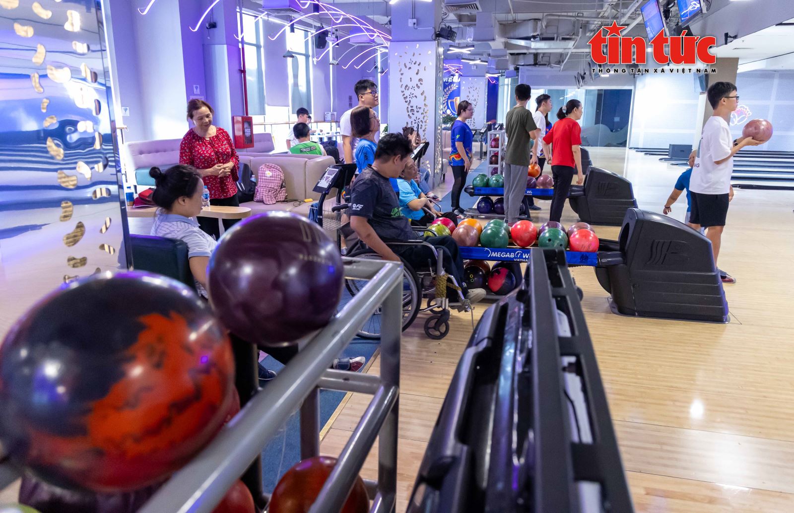 Câu lạc bộ Bowling dành cho người khuyết tật đầu tiên tại TP Hồ Chí Minh - Ảnh 1. Câu lạc bộ Bowling dành cho người khuyết tật đầu tiên tại TP Hồ Chí Minh - Ảnh 1.
