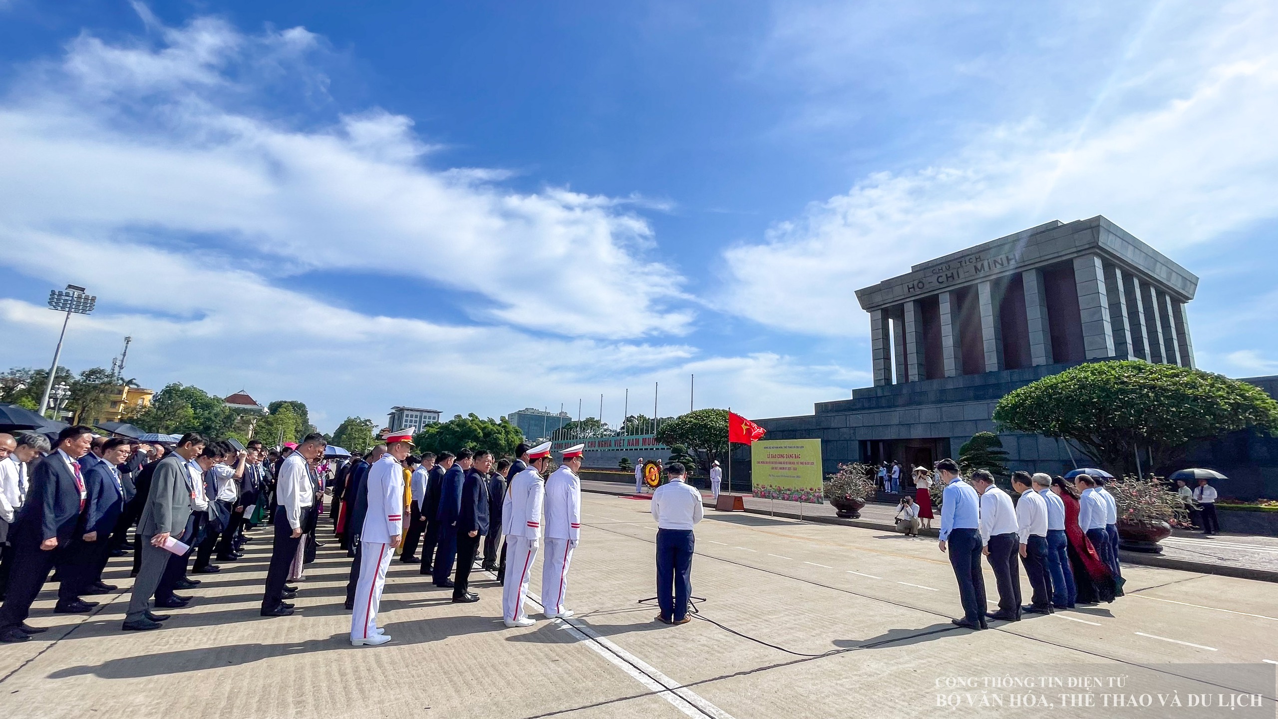 Een delegatie van het Partijcomité van het Ministerie van Cultuur, Sport en Toerisme bezocht het mausoleum en bracht aan oom Ho verslag uit over de verrichtingen - Foto 5. Đoàn đại biểu Đảng bộ Bộ VHTTDL viếng Lăng và báo công dâng Bác - Ảnh 5.