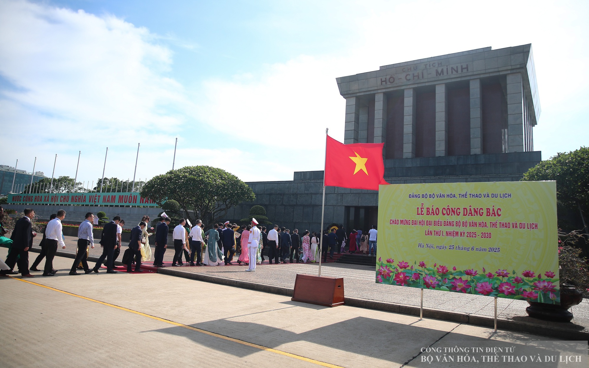 Đoàn đại biểu Đảng bộ Bộ VHTTDL viếng Lăng và báo công dâng Bác