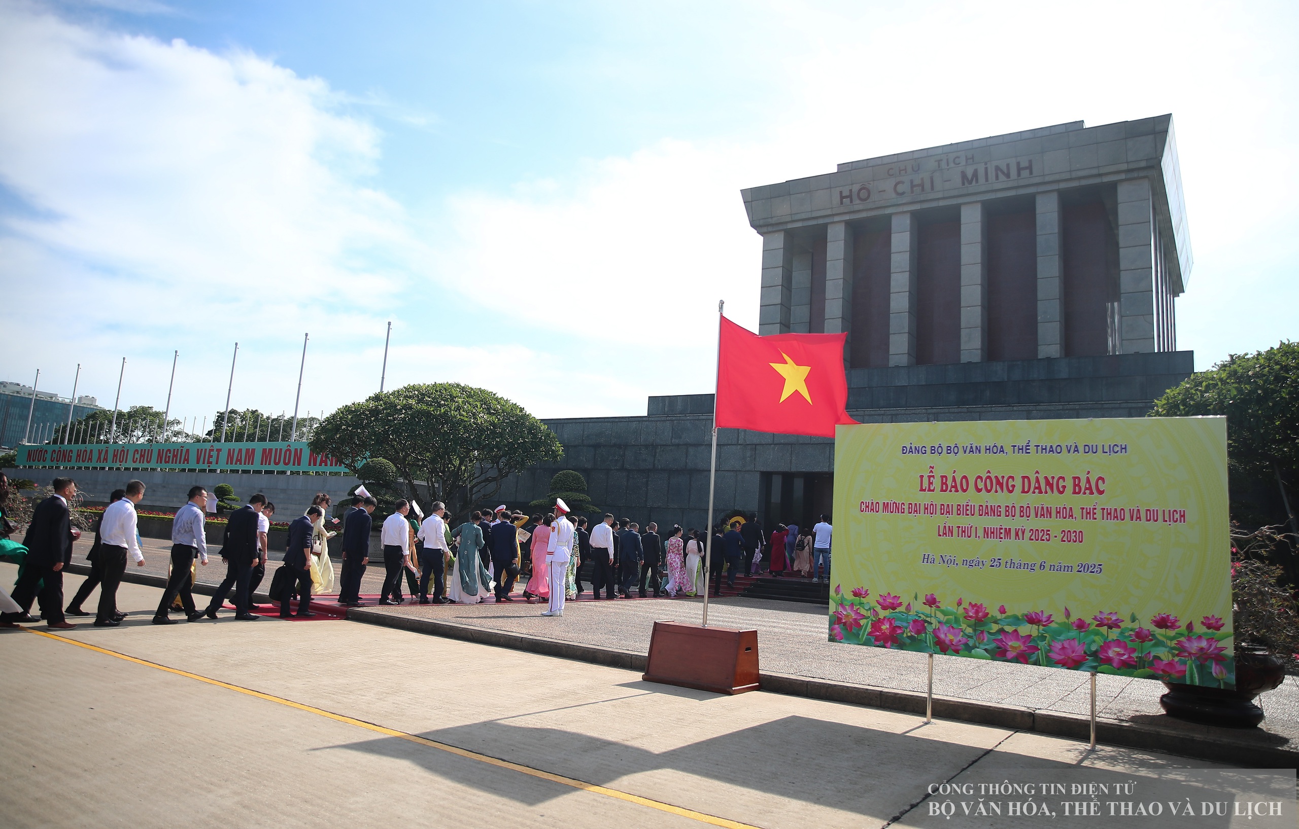 Een delegatie van het Partijcomité van het Ministerie van Cultuur, Sport en Toerisme bezocht het mausoleum en bracht aan oom Ho verslag uit over de verrichtingen - Foto 9. Đoàn đại biểu Đảng bộ Bộ VHTTDL viếng Lăng và báo công dâng Bác - Ảnh 9.