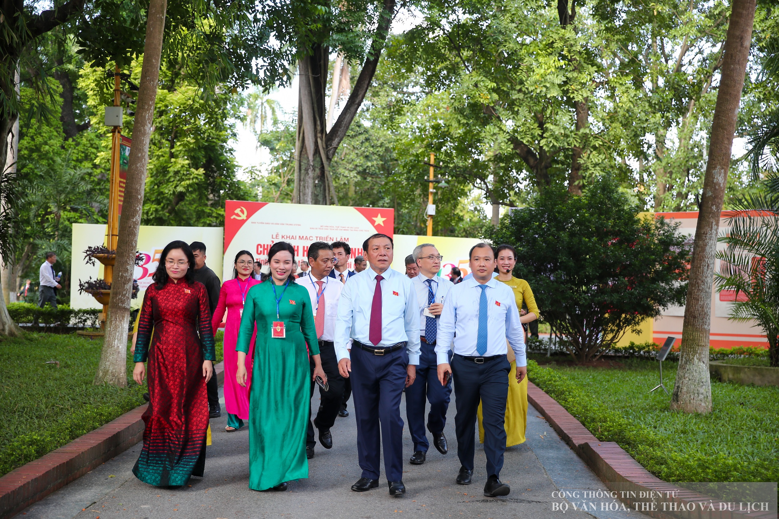 Een delegatie van het Partijcomité van het Ministerie van Cultuur, Sport en Toerisme bezocht het mausoleum en bracht aan oom Ho verslag uit over de verrichtingen - Foto 10. Đoàn đại biểu Đảng bộ Bộ VHTTDL viếng Lăng và báo công dâng Bác - Ảnh 10.