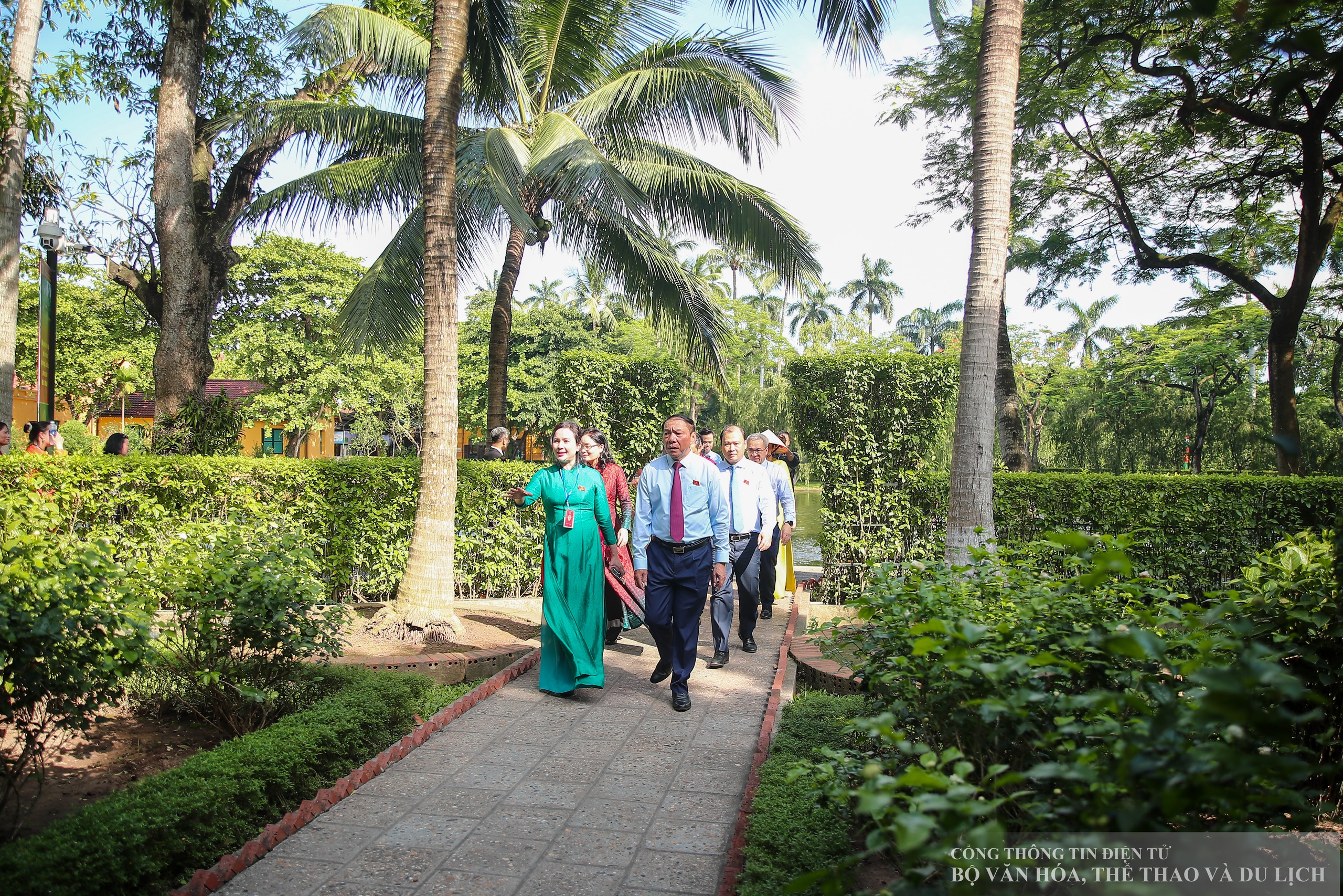 Een delegatie van het Partijcomité van het Ministerie van Cultuur, Sport en Toerisme bezocht het mausoleum en bracht aan oom Ho verslag uit over de prestaties - Foto 12. Đoàn đại biểu Đảng bộ Bộ VHTTDL viếng Lăng và báo công dâng Bác - Ảnh 12.