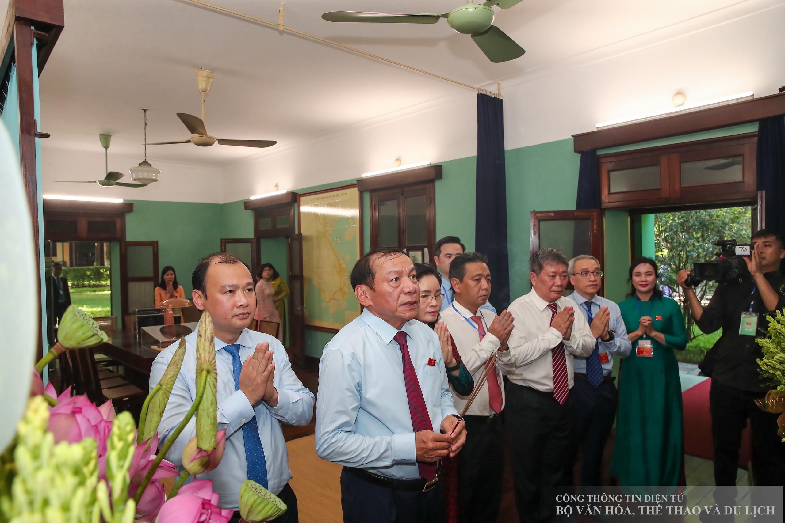 Een delegatie van het Partijcomité van het Ministerie van Cultuur, Sport en Toerisme bezocht het mausoleum en bracht aan oom Ho verslag uit over de prestaties - Foto 11. Đoàn đại biểu Đảng bộ Bộ VHTTDL viếng Lăng và báo công dâng Bác - Ảnh 11.