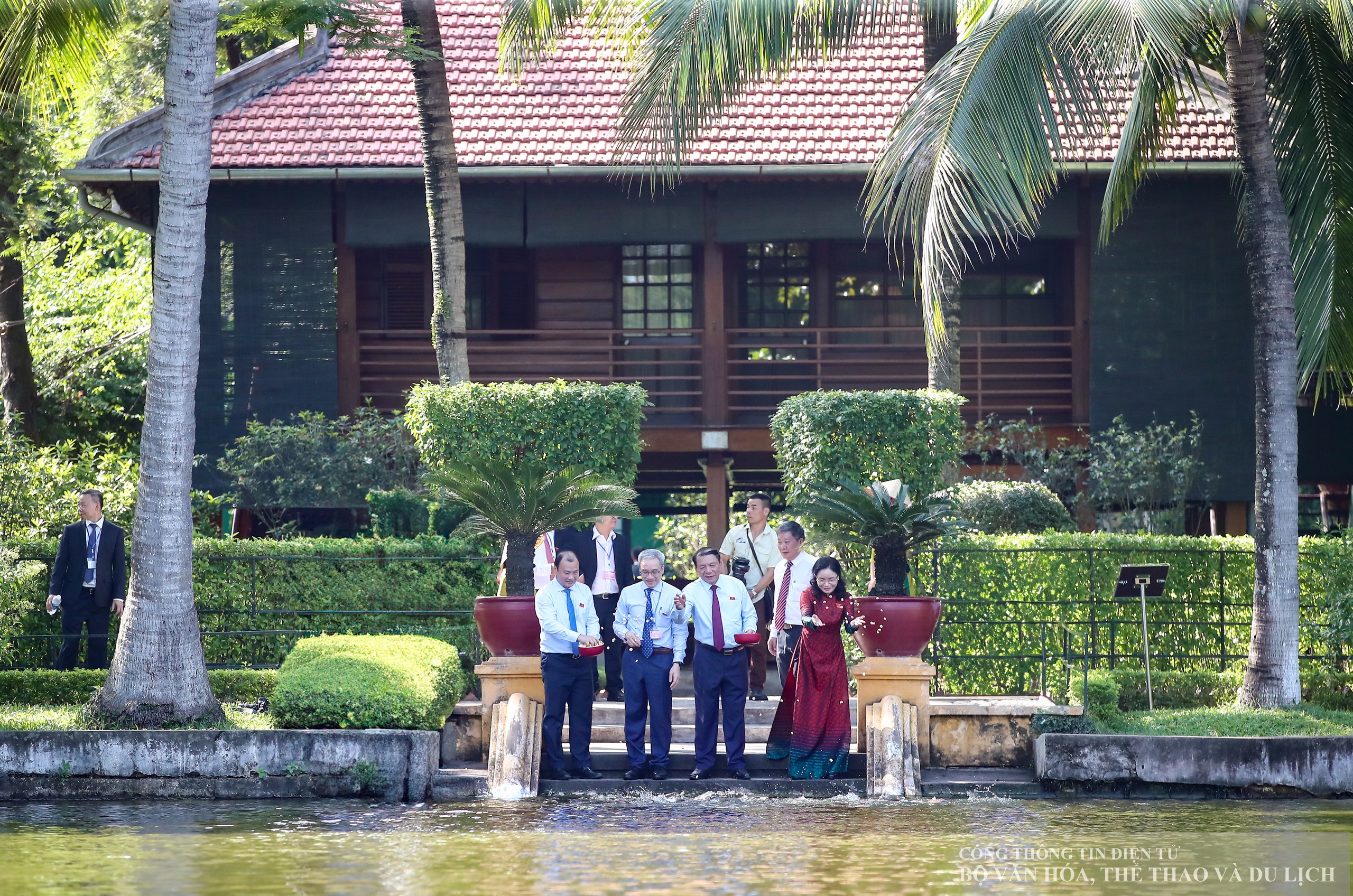 Een delegatie van het Partijcomité van het Ministerie van Cultuur, Sport en Toerisme bezocht het mausoleum en bracht aan oom Ho verslag uit over de verrichtingen - Foto 13. Đoàn đại biểu Đảng bộ Bộ VHTTDL viếng Lăng và báo công dâng Bác - Ảnh 13.