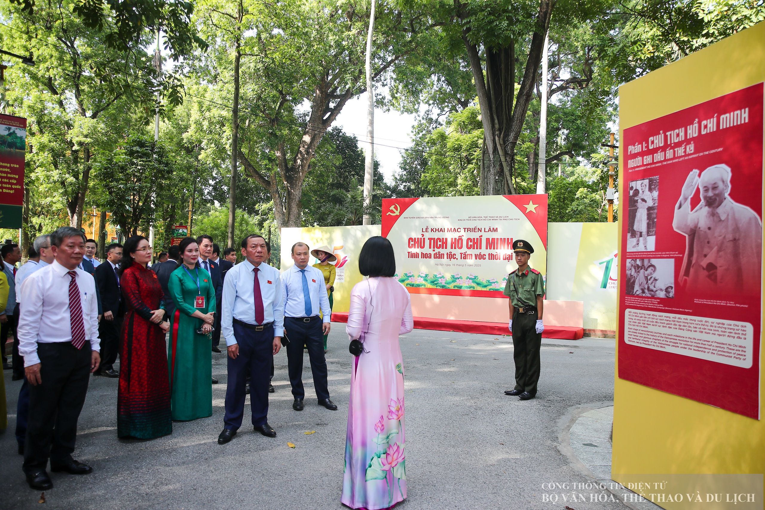 Een delegatie van het Partijcomité van het Ministerie van Cultuur, Sport en Toerisme bezocht het mausoleum en bracht aan oom Ho verslag uit over de prestaties - Foto 14. Đoàn đại biểu Đảng bộ Bộ VHTTDL viếng Lăng và báo công dâng Bác - Ảnh 14.