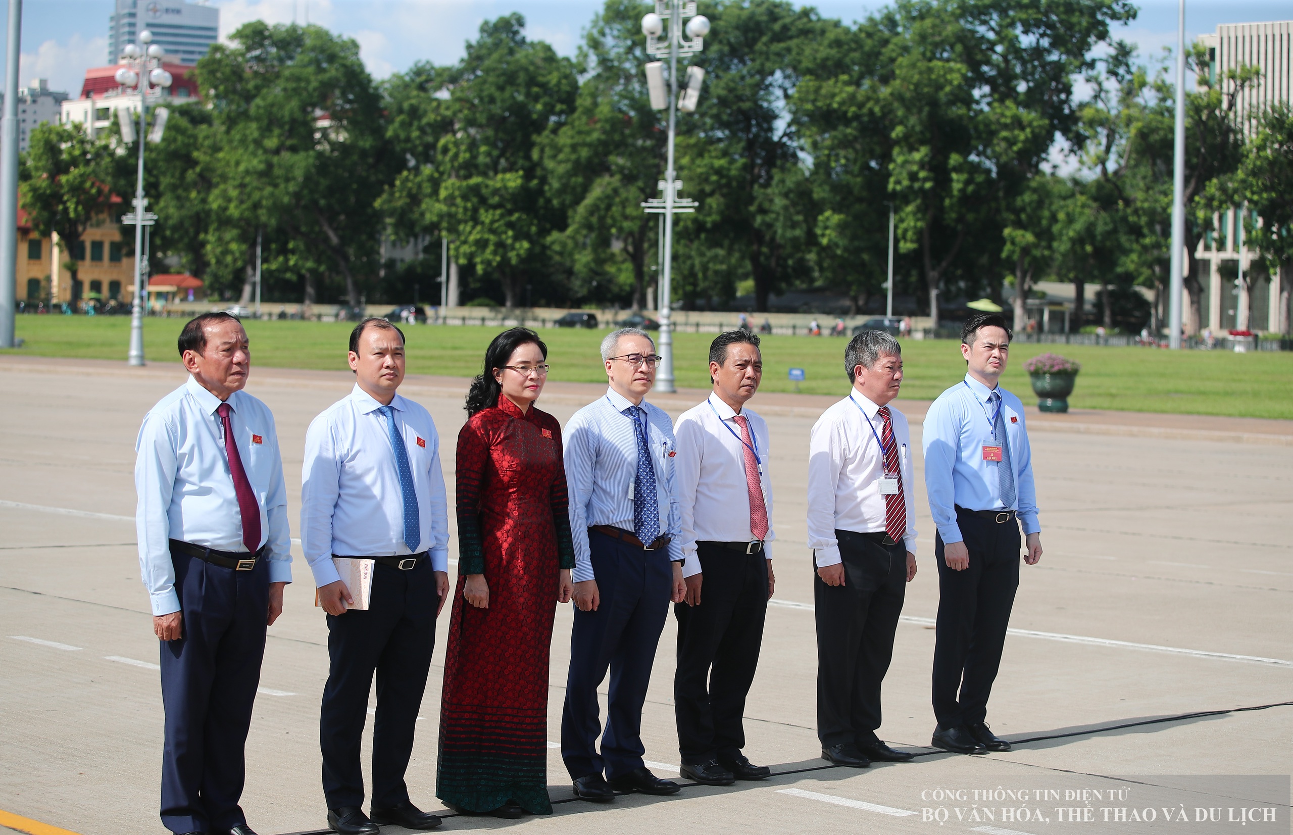 Een delegatie van het Partijcomité van het Ministerie van Cultuur, Sport en Toerisme bezocht het mausoleum en bracht aan oom Ho verslag uit over de prestaties - Foto 2. Đoàn đại biểu Đảng bộ Bộ VHTTDL viếng Lăng và báo công dâng Bác - Ảnh 2.