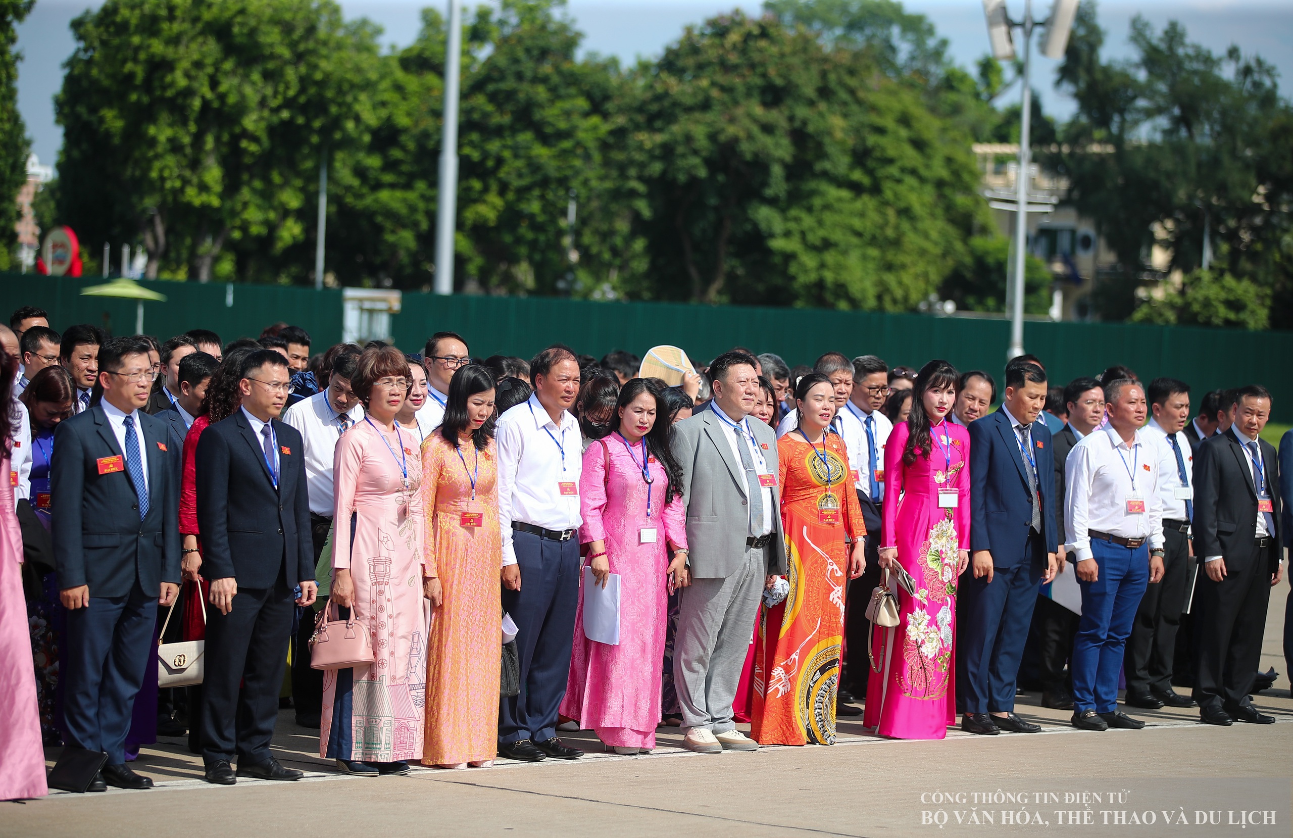 Een delegatie van het Partijcomité van het Ministerie van Cultuur, Sport en Toerisme bezocht het mausoleum en bracht aan oom Ho verslag uit over de verrichtingen - Foto 3. Đoàn đại biểu Đảng bộ Bộ VHTTDL viếng Lăng và báo công dâng Bác - Ảnh 3.