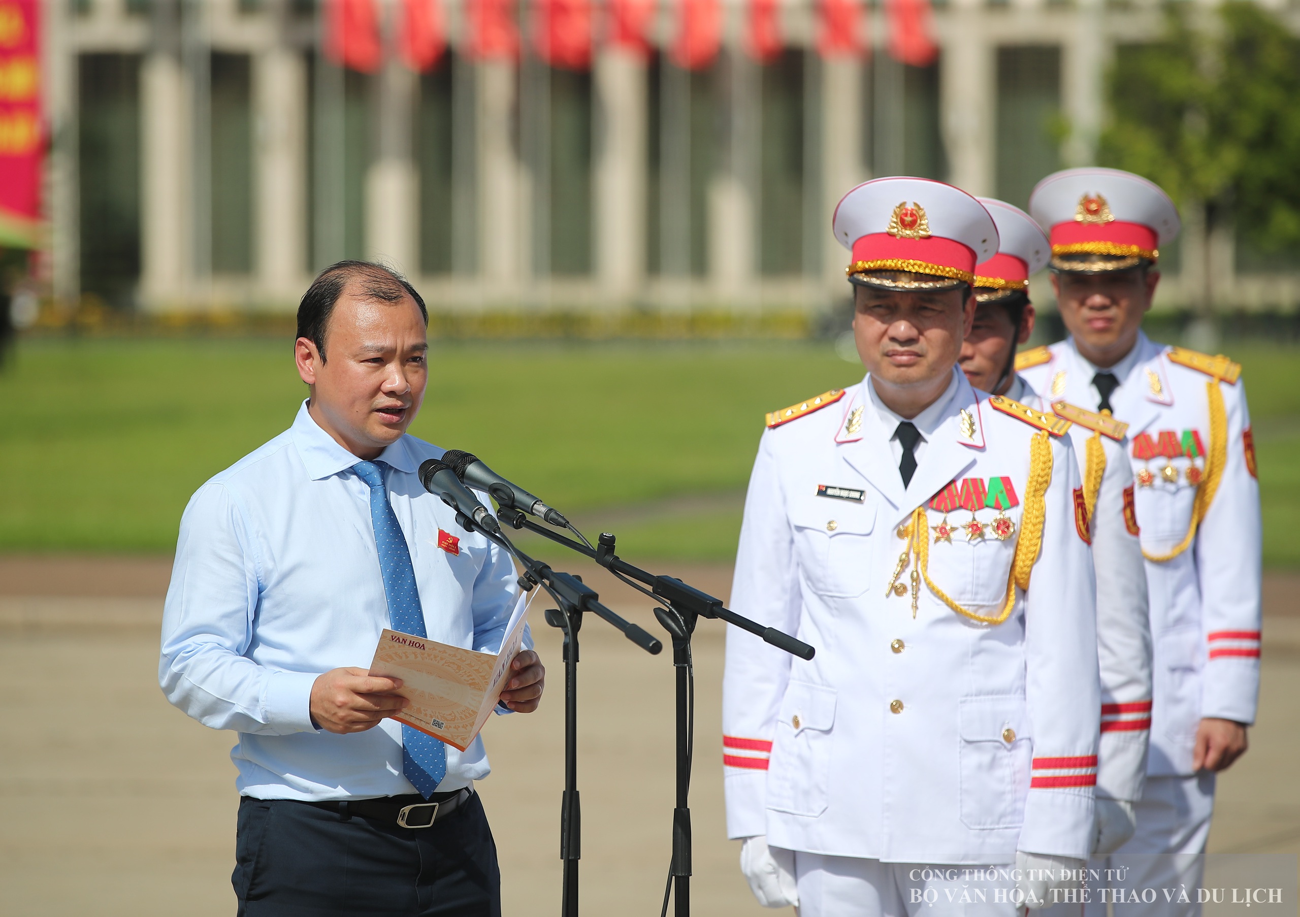 Een delegatie van het Partijcomité van het Ministerie van Cultuur, Sport en Toerisme bezocht het mausoleum en bracht aan oom Ho verslag uit over de verrichtingen - Foto 4. Đoàn đại biểu Đảng bộ Bộ VHTTDL viếng Lăng và báo công dâng Bác - Ảnh 4.