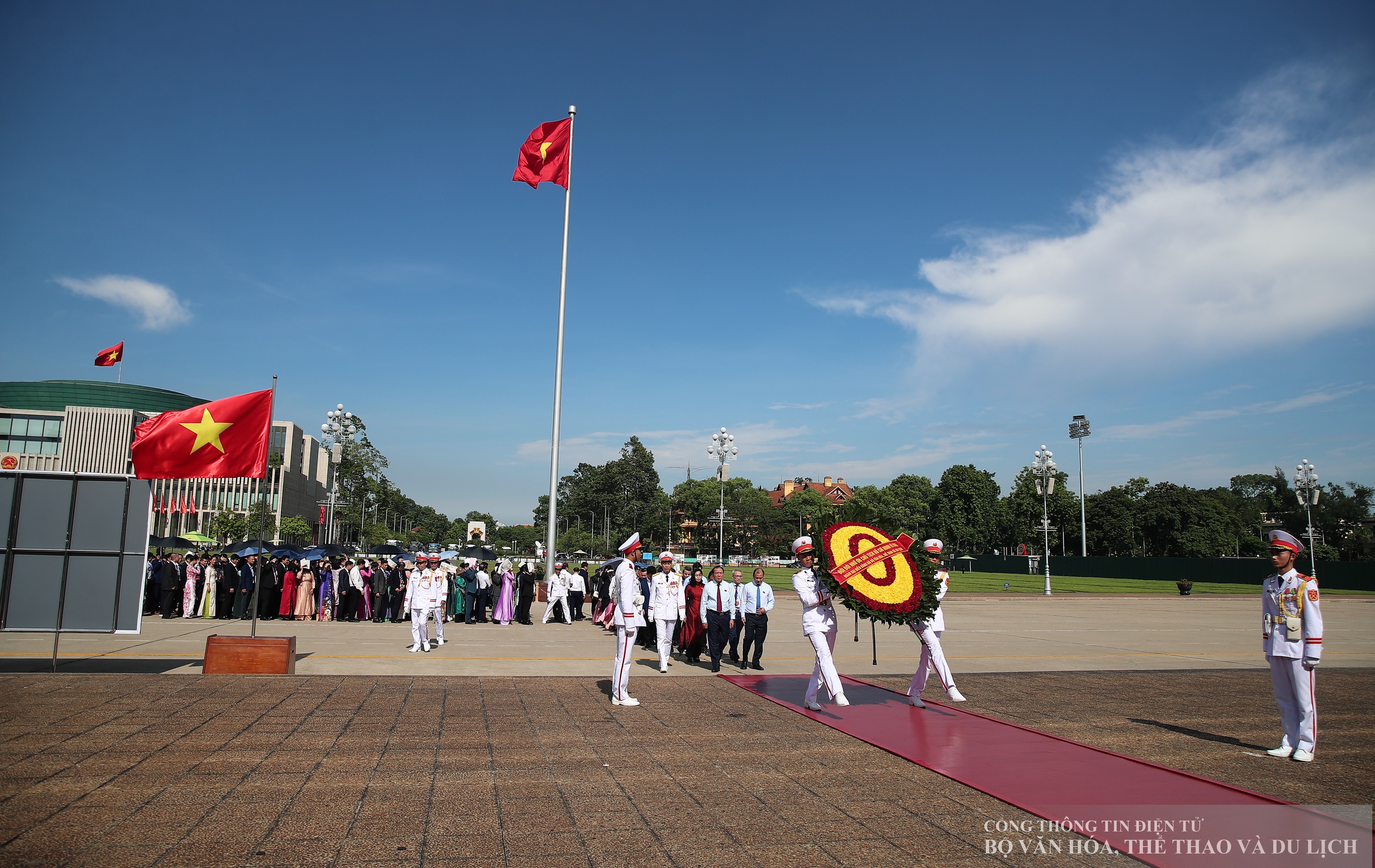 Een delegatie van het Partijcomité van het Ministerie van Cultuur, Sport en Toerisme bezocht het mausoleum en bracht aan oom Ho verslag uit over de verrichtingen - Foto 6. Đoàn đại biểu Đảng bộ Bộ VHTTDL viếng Lăng và báo công dâng Bác - Ảnh 6.