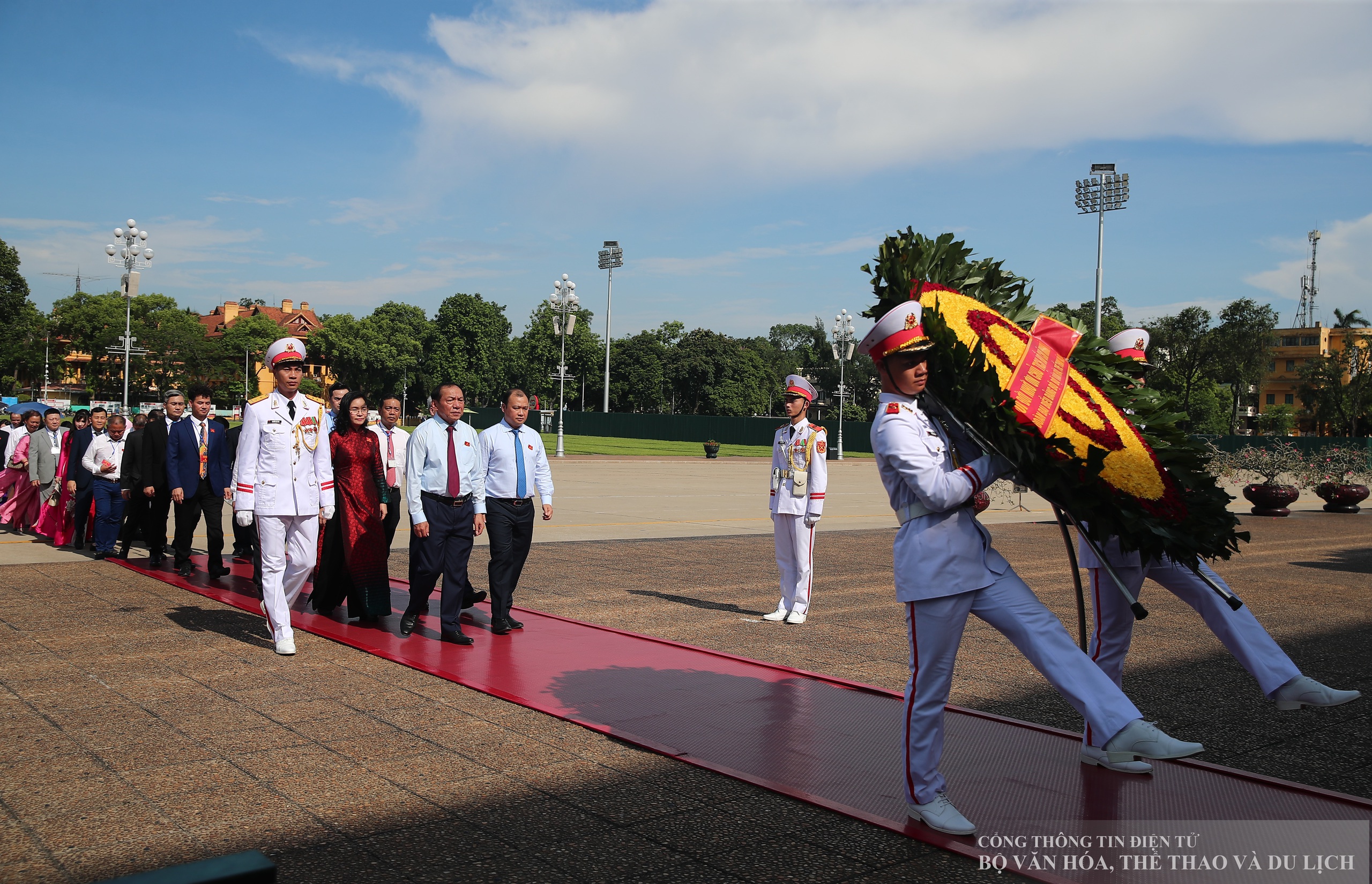 Een delegatie van het Partijcomité van het Ministerie van Cultuur, Sport en Toerisme bezocht het mausoleum en bracht aan oom Ho verslag uit over de prestaties - Foto 7. Đoàn đại biểu Đảng bộ Bộ VHTTDL viếng Lăng và báo công dâng Bác - Ảnh 7.