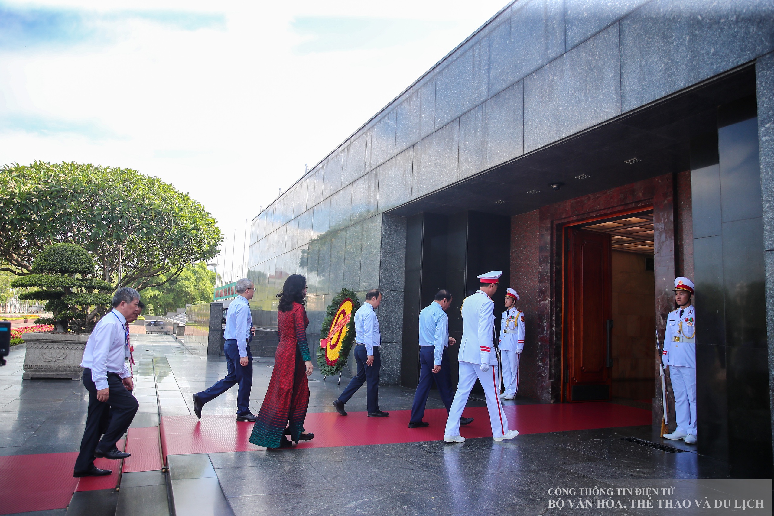 Een delegatie van het Partijcomité van het Ministerie van Cultuur, Sport en Toerisme bezocht het mausoleum en bracht aan oom Ho verslag uit over de prestaties - Foto 8. Đoàn đại biểu Đảng bộ Bộ VHTTDL viếng Lăng và báo công dâng Bác - Ảnh 8.