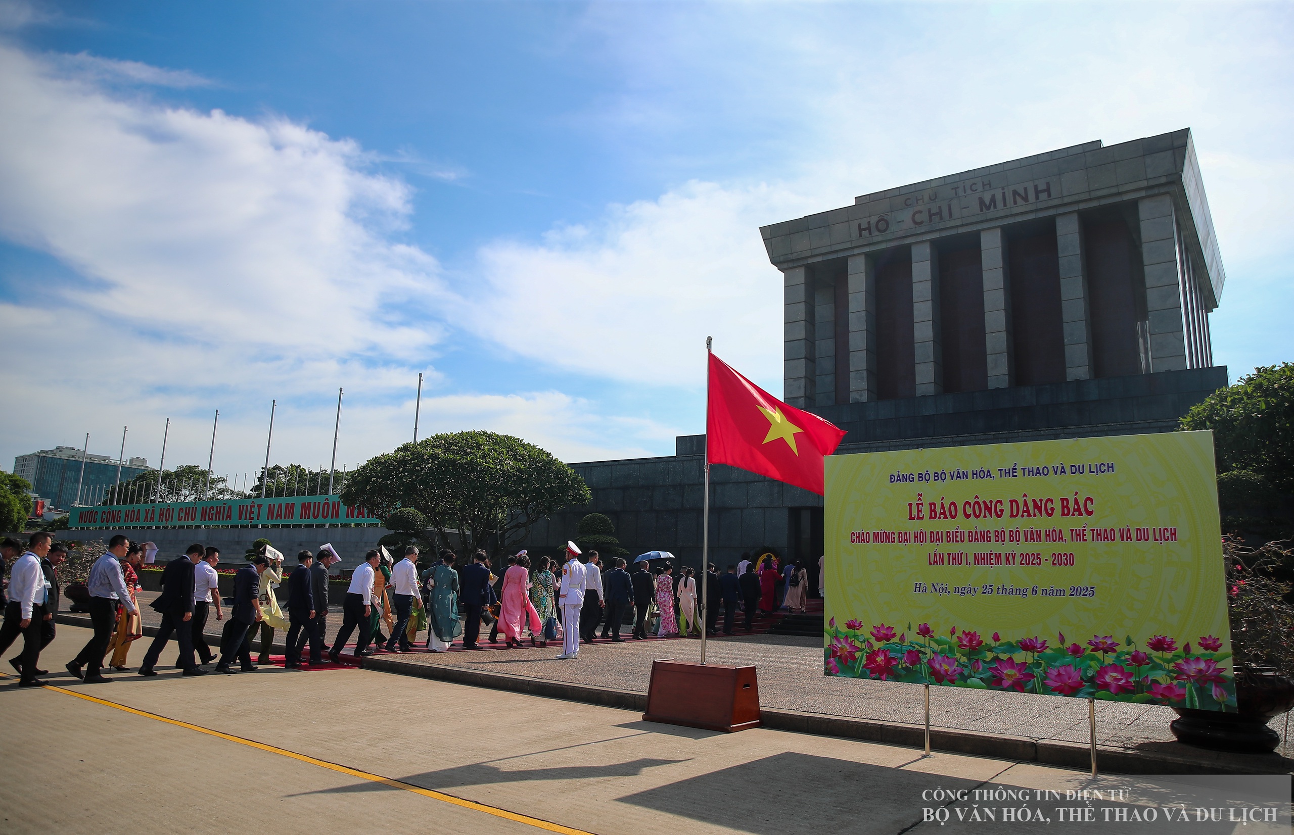 Een delegatie van het Partijcomité van het Ministerie van Cultuur, Sport en Toerisme bezocht het mausoleum en bracht aan oom Ho verslag uit over de prestaties - Foto 1. Đoàn đại biểu Đảng bộ Bộ VHTTDL viếng Lăng và báo công dâng Bác - Ảnh 1.