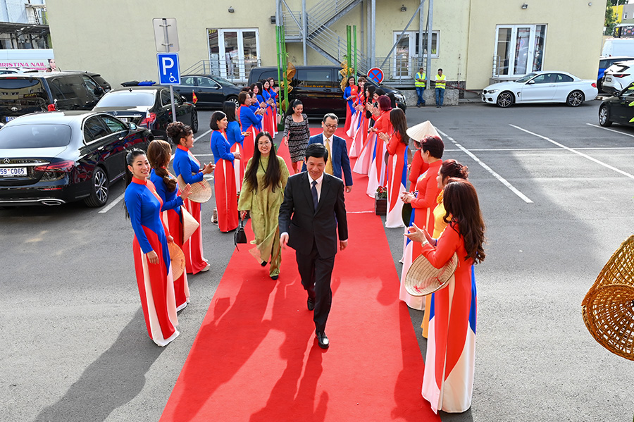 “Tinh hoa văn hóa Việt Nam” tỏa sáng trong lòng Thủ đô Praha, CH Séc - Ảnh 7. “Tinh hoa văn hóa Việt Nam” tỏa sáng trong lòng Thủ đô Praha, CH Séc - Ảnh 7.