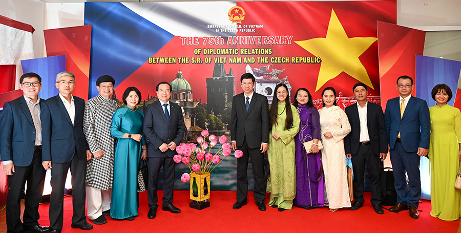 “Tinh hoa văn hóa Việt Nam” tỏa sáng trong lòng Thủ đô Praha, CH Séc - Ảnh 5. “Tinh hoa văn hóa Việt Nam” tỏa sáng trong lòng Thủ đô Praha, CH Séc - Ảnh 5.