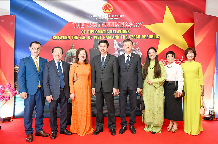 “Tinh hoa văn hóa Việt Nam” tỏa sáng trong lòng Thủ đô Praha, CH Séc - Ảnh 8. “Tinh hoa văn hóa Việt Nam” tỏa sáng trong lòng Thủ đô Praha, CH Séc - Ảnh 8.