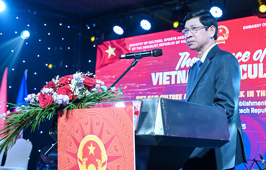 “Tinh hoa văn hóa Việt Nam” tỏa sáng trong lòng Thủ đô Praha, CH Séc - Ảnh 4. “Tinh hoa văn hóa Việt Nam” tỏa sáng trong lòng Thủ đô Praha, CH Séc - Ảnh 4.