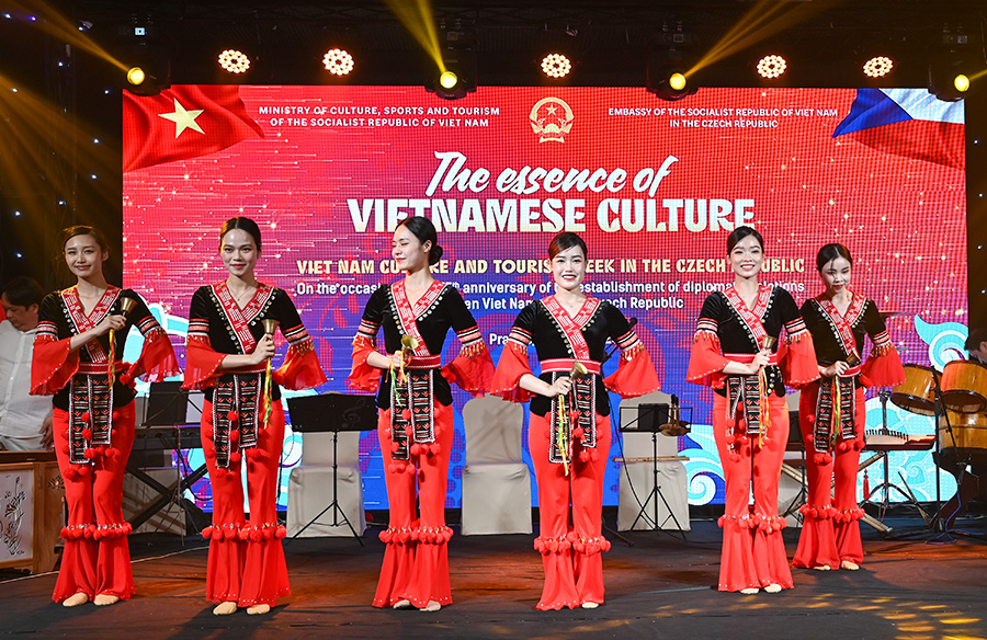 “Tinh hoa văn hóa Việt Nam” tỏa sáng trong lòng Thủ đô Praha, CH Séc - Ảnh 18. “Tinh hoa văn hóa Việt Nam” tỏa sáng trong lòng Thủ đô Praha, CH Séc - Ảnh 18.