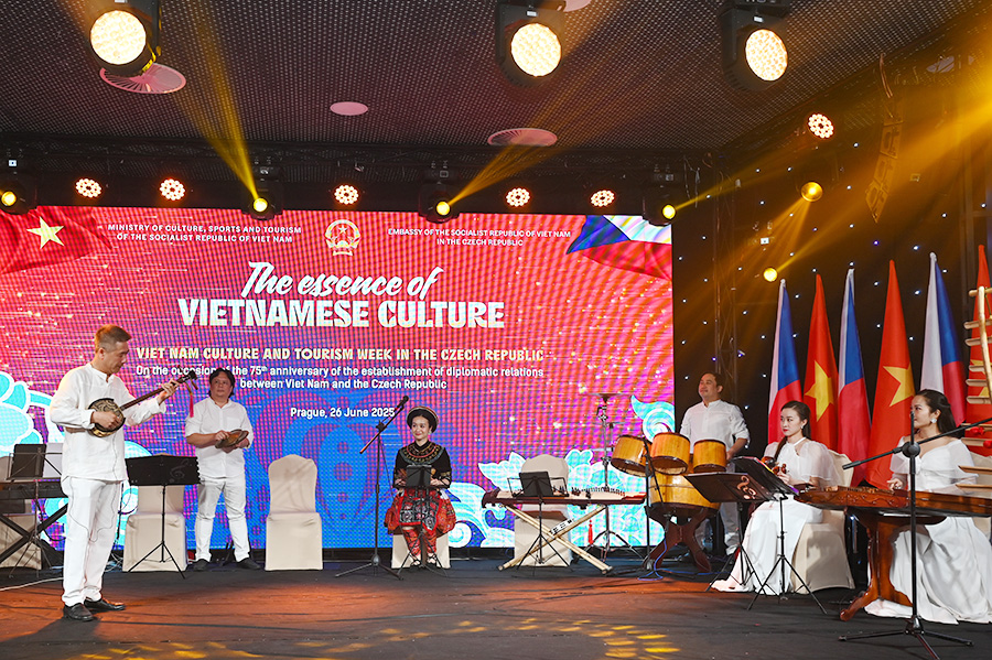 “Tinh hoa văn hóa Việt Nam” tỏa sáng trong lòng Thủ đô Praha, CH Séc - Ảnh 20. “Tinh hoa văn hóa Việt Nam” tỏa sáng trong lòng Thủ đô Praha, CH Séc - Ảnh 20.