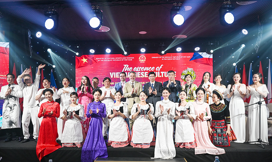 “Tinh hoa văn hóa Việt Nam” tỏa sáng trong lòng Thủ đô Praha, CH Séc - Ảnh 9. “Tinh hoa văn hóa Việt Nam” tỏa sáng trong lòng Thủ đô Praha, CH Séc - Ảnh 9.