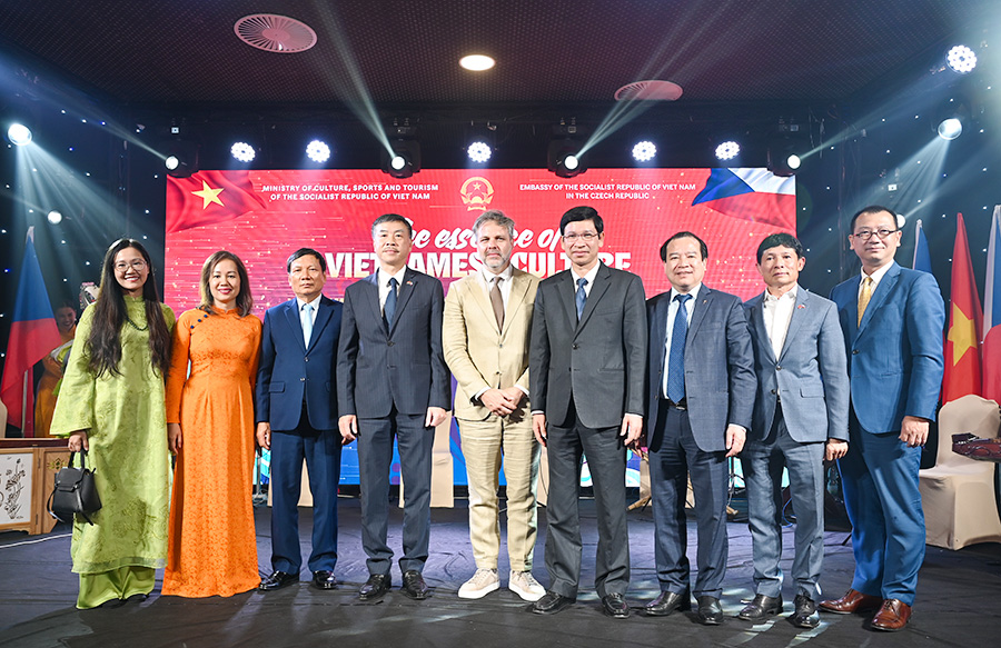 “Tinh hoa văn hóa Việt Nam” tỏa sáng trong lòng Thủ đô Praha, CH Séc - Ảnh 12. “Tinh hoa văn hóa Việt Nam” tỏa sáng trong lòng Thủ đô Praha, CH Séc - Ảnh 12.