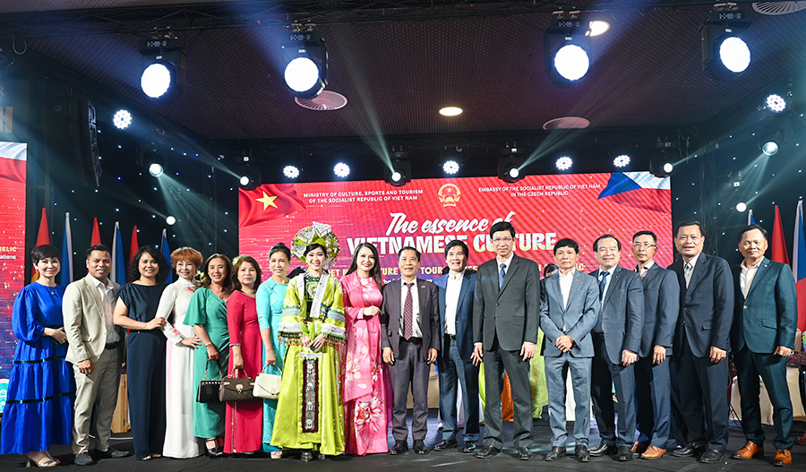 “Tinh hoa văn hóa Việt Nam” tỏa sáng trong lòng Thủ đô Praha, CH Séc - Ảnh 14. “Tinh hoa văn hóa Việt Nam” tỏa sáng trong lòng Thủ đô Praha, CH Séc - Ảnh 14.