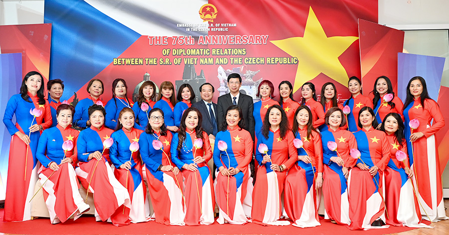 “Tinh hoa văn hóa Việt Nam” tỏa sáng trong lòng Thủ đô Praha, CH Séc - Ảnh 11. “Tinh hoa văn hóa Việt Nam” tỏa sáng trong lòng Thủ đô Praha, CH Séc - Ảnh 11.