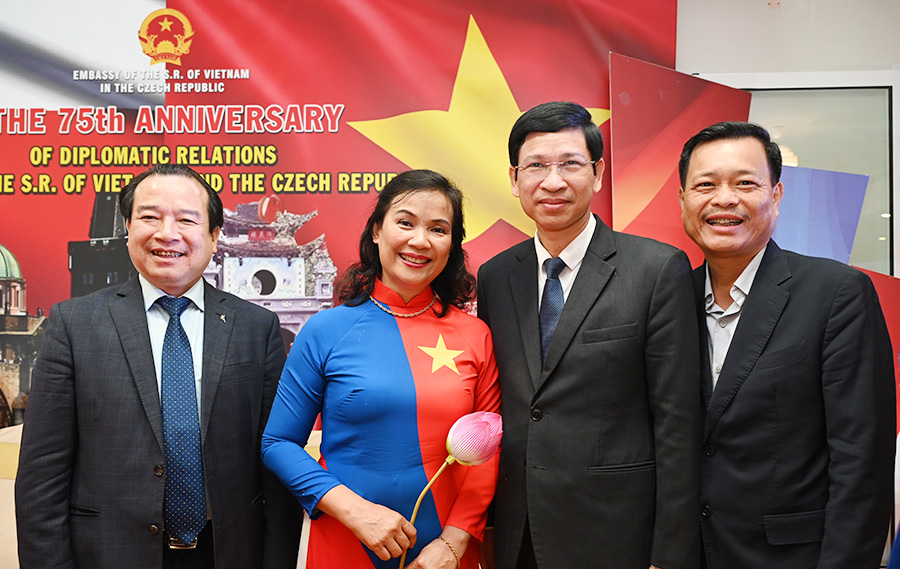 “Tinh hoa văn hóa Việt Nam” tỏa sáng trong lòng Thủ đô Praha, CH Séc - Ảnh 15. “Tinh hoa văn hóa Việt Nam” tỏa sáng trong lòng Thủ đô Praha, CH Séc - Ảnh 15.