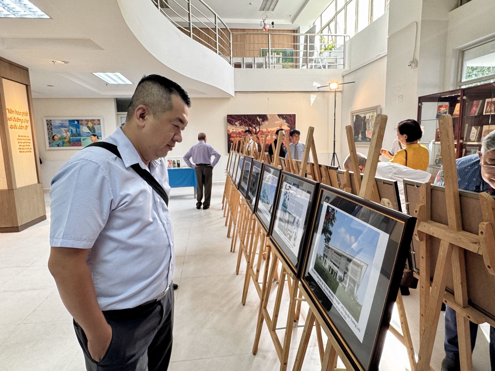 TP Hồ Chí Minh: Khai mạc triển lãm 50 năm tự hào bản anh hùng ca - Ảnh 4. TP Hồ Chí Minh: Khai mạc triển lãm 50 năm tự hào bản anh hùng ca - Ảnh 4.