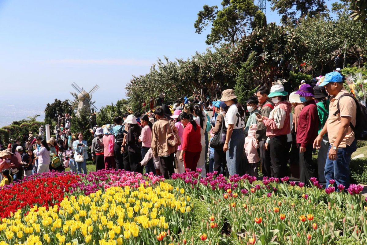 5 tháng đầu năm 2025: Tây Ninh thu hút 3,2 triệu lượt khách du lịch - Ảnh 1. 5 tháng đầu năm 2025: Tây Ninh thu hút 3,2 triệu lượt khách du lịch - Ảnh 1.