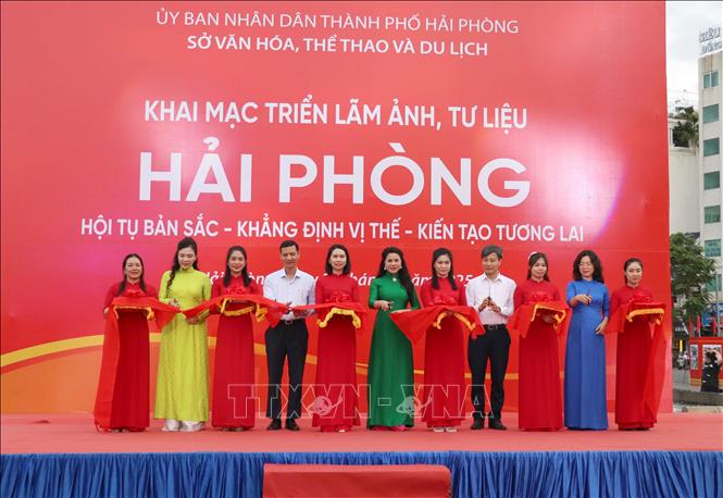 Triển lãm ảnh 'Hải Phòng - Hội tụ bản sắc, khẳng định vị thế, kiến tạo tương lai' - Ảnh 1.