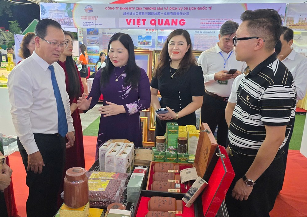 130 gian hàng tham gia Hội chợ Du lịch quốc tế Lào Cai 2025 - Ảnh 2. 130 gian hàng tham gia Hội chợ Du lịch quốc tế Lào Cai 2025 - Ảnh 2.
